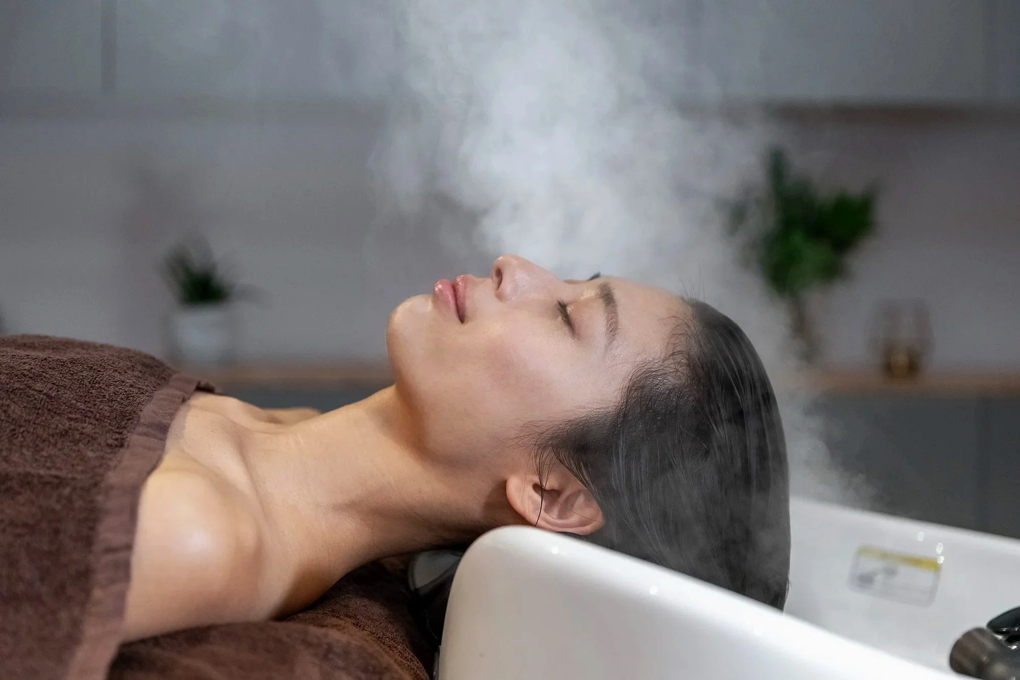 スチームでリラックスする日本式ヘッドスパの施術シーン
