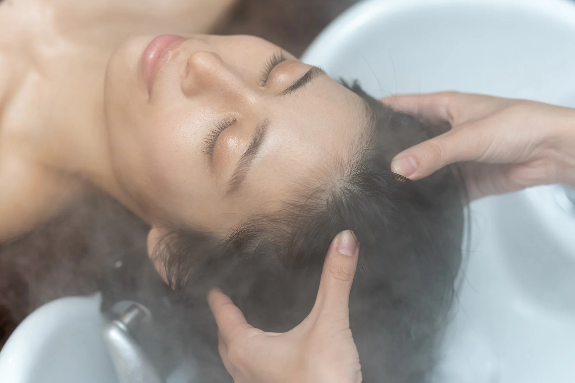 蒸気でリラックスする日本式ヘッドスパの施術イメージ（導入〜仕上げの流れ）