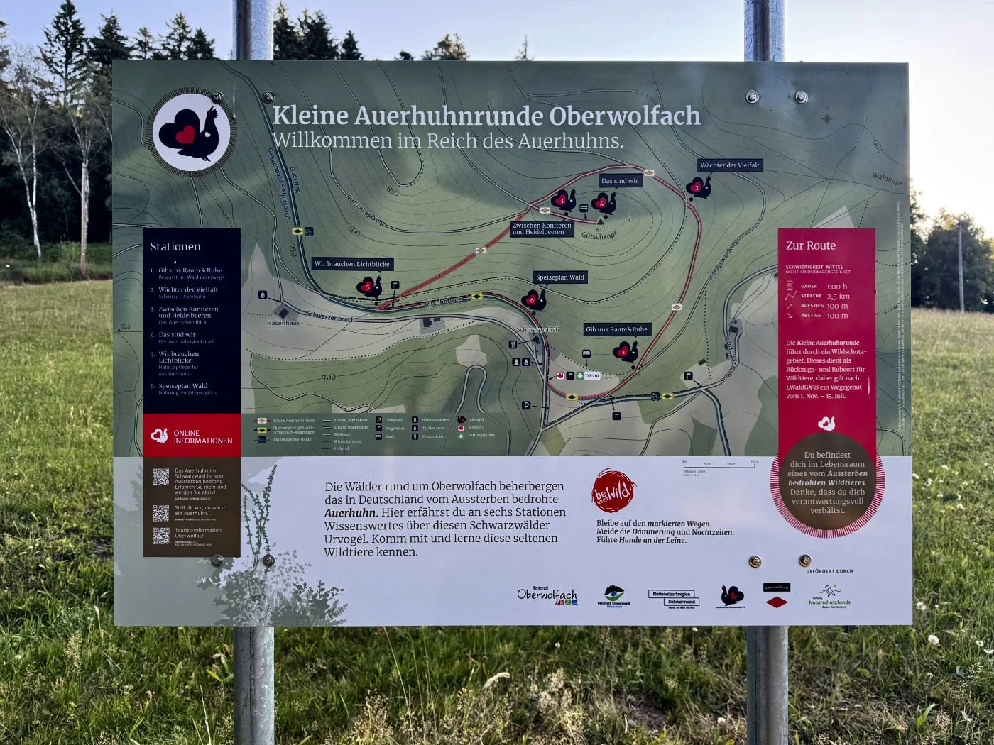 Beschilderung des Wanderwegs mit Landkarte