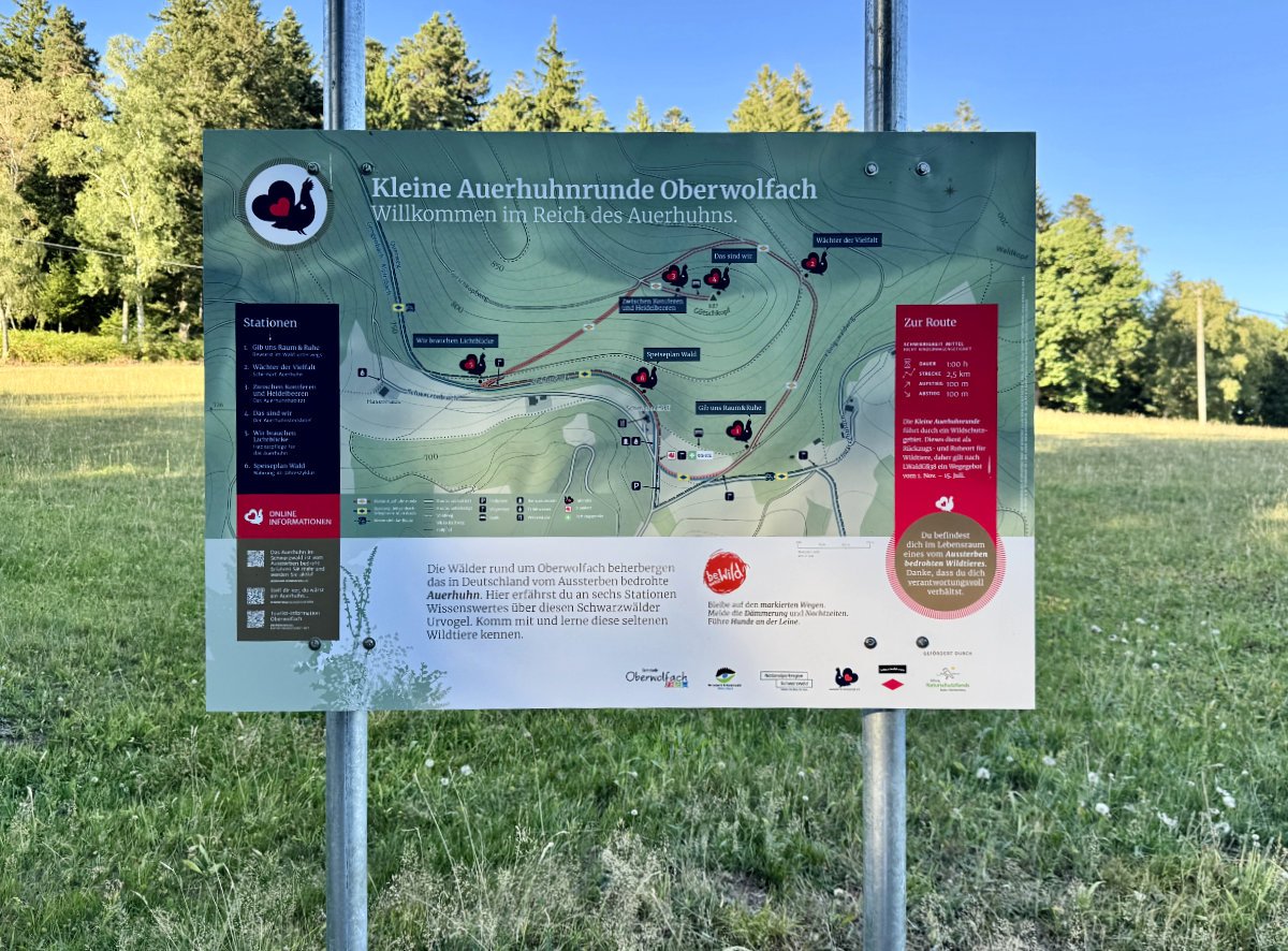 Touristische Wanderkarte auf dem Starttafel des Wanderwegs