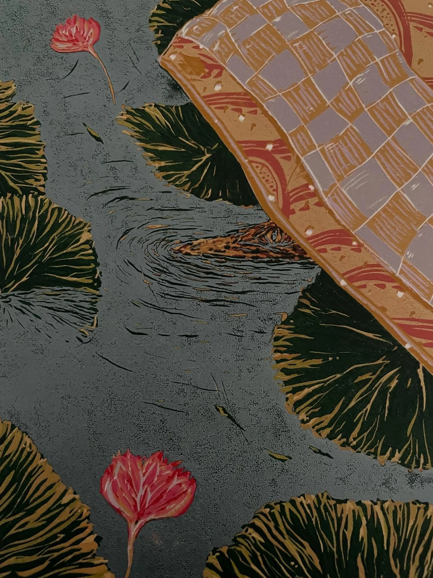 Behold the crocodile 🐊 he/she is coming to life! 

#printmaking #reductionprint #reductionlinocut #reductionlinocutprint #reductionlinocutprocess