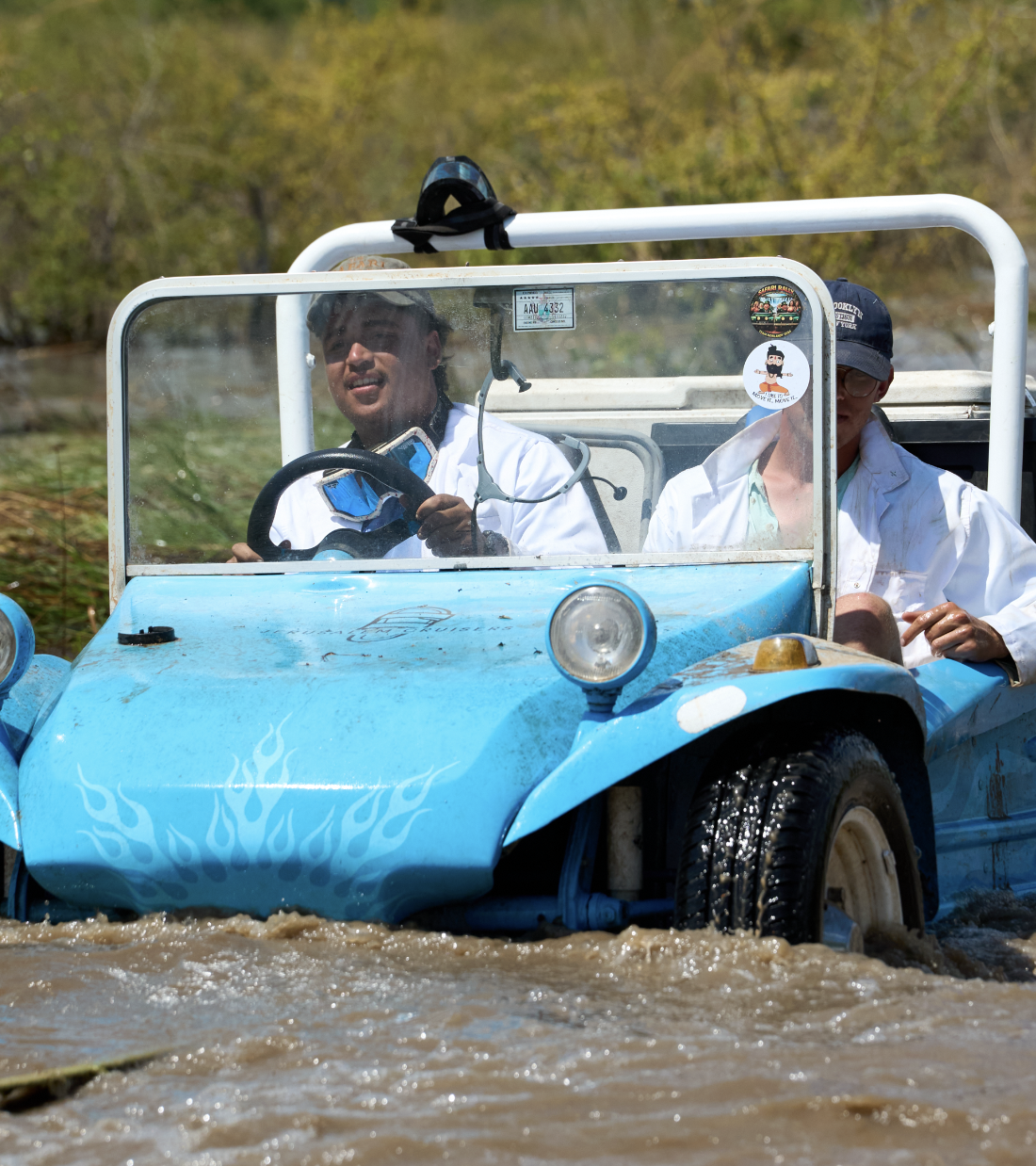 Safari Rally participants and vehicles