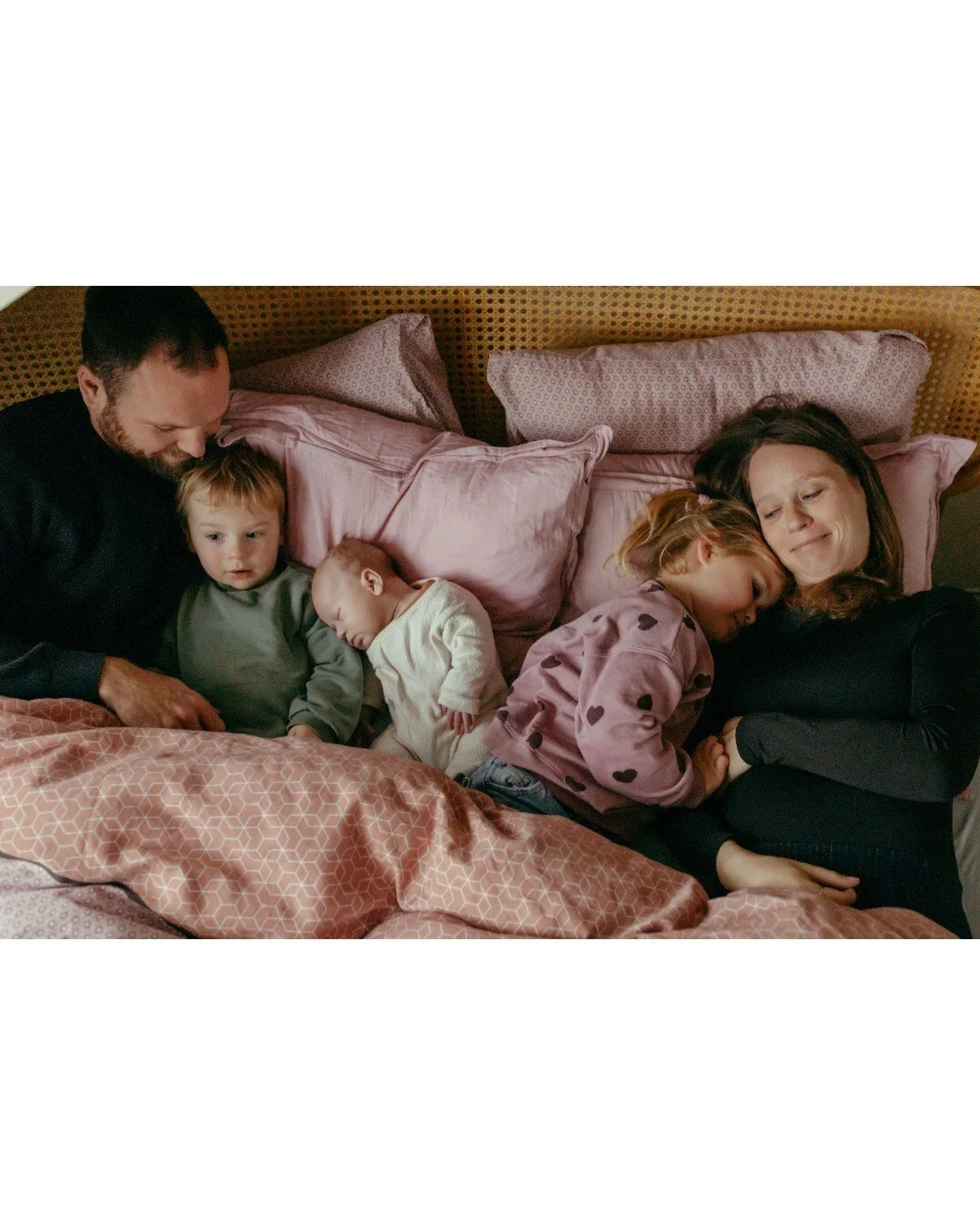 Hebben jullie ook zo'n zin om met elkaar in bed te gaan liggen en een film te kijken? Or is it just me? 😅  Fijne dinsdag!
.
.
#Moederschap #StorrytellingPhotographer #DocumentingMotherhood  #StorrytellingThroughImages #DocumentaryPhotography #Childh