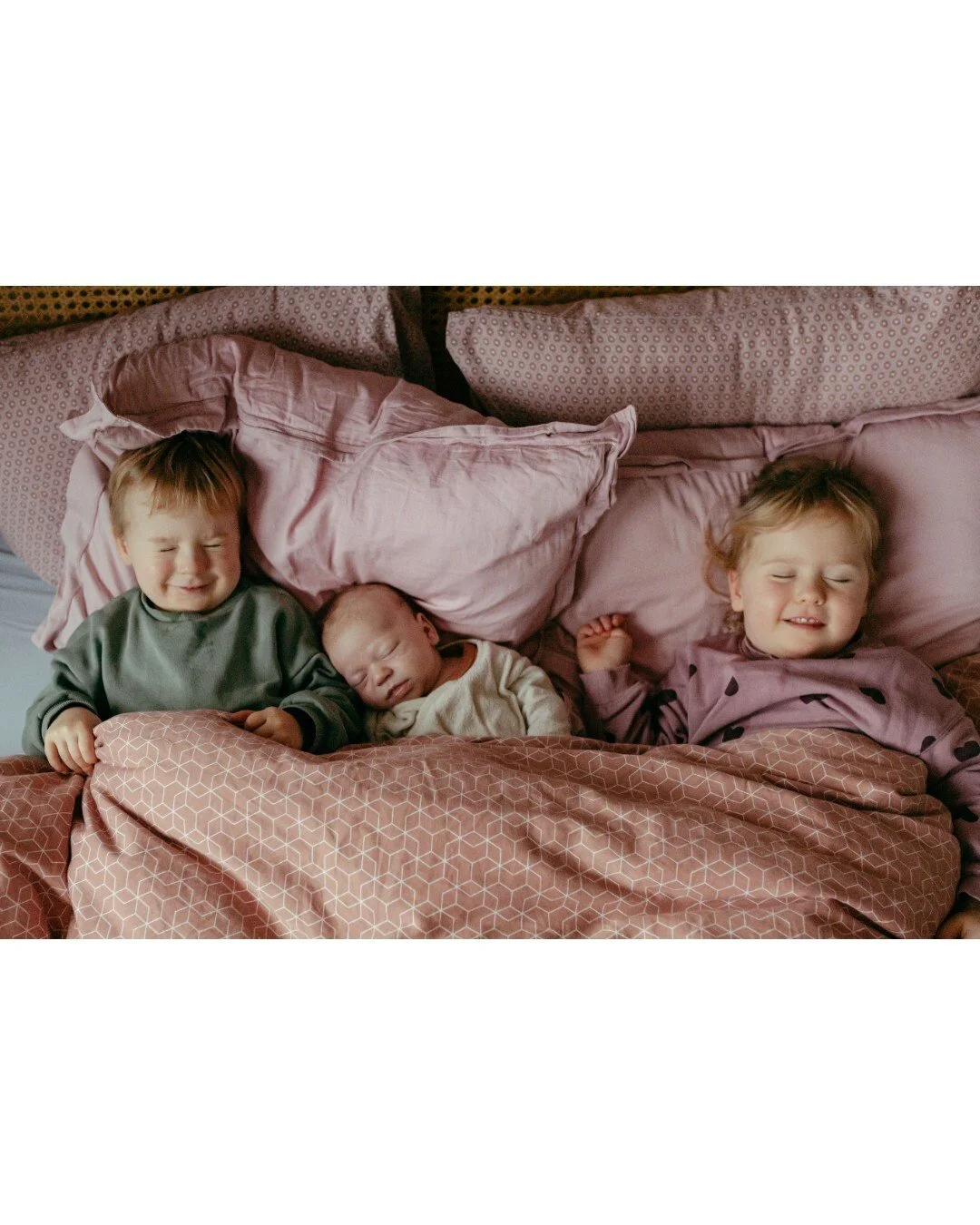 Intieme gezinsfotografie, gewoon bij je thuis. Samen in het grote bed "slapen"😂 Het geeft foto's die knus, warm en eigen zijn, waar je ook met een lach naar kunt kijken. Dit was zo'n heerlijke gezinsshoot, vlak voor kerst. Ik ga nog veel b