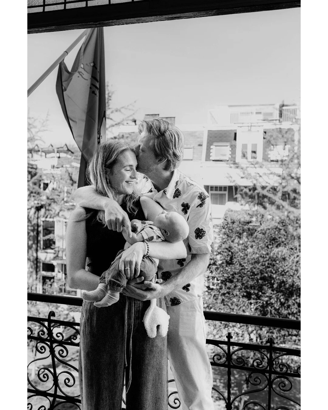 Een fotoshoot is goed voor je relatie. There i said it 😅 Natuurlijk staan bij een gezinsshoot die schattige kleintjes centraal, maar liefdevolle foto's van jullie als stel zijn ook een leuke bijvangst! En op een foto kunnen zien hoe je geliefde naar