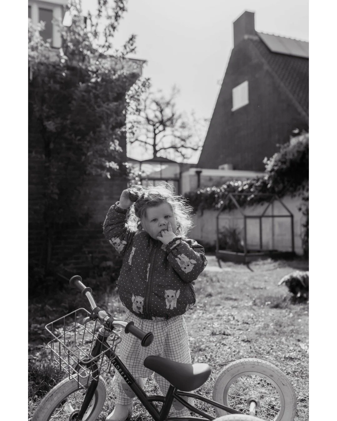 "Zullen we nog even in de tuin spelen?" - Gezinsfotografie aan huis kan ook gewoon lekker buitenspelen en bloemen plukken zijn 🌼 🧡