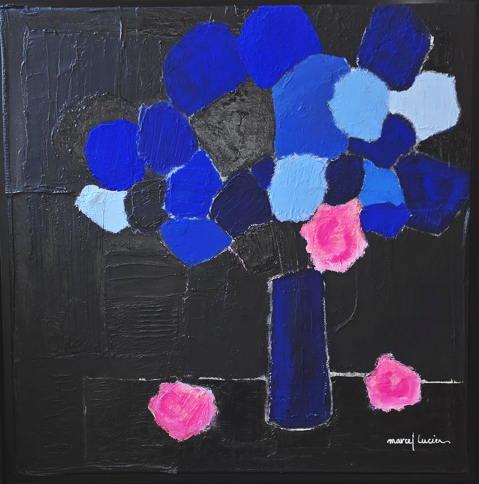 Peinture abstraite représentant un bouquet de fleurs dans un vase, utilisant principalement des nuances de bleu, avec des touches de rose et blanc sur un fond noir.