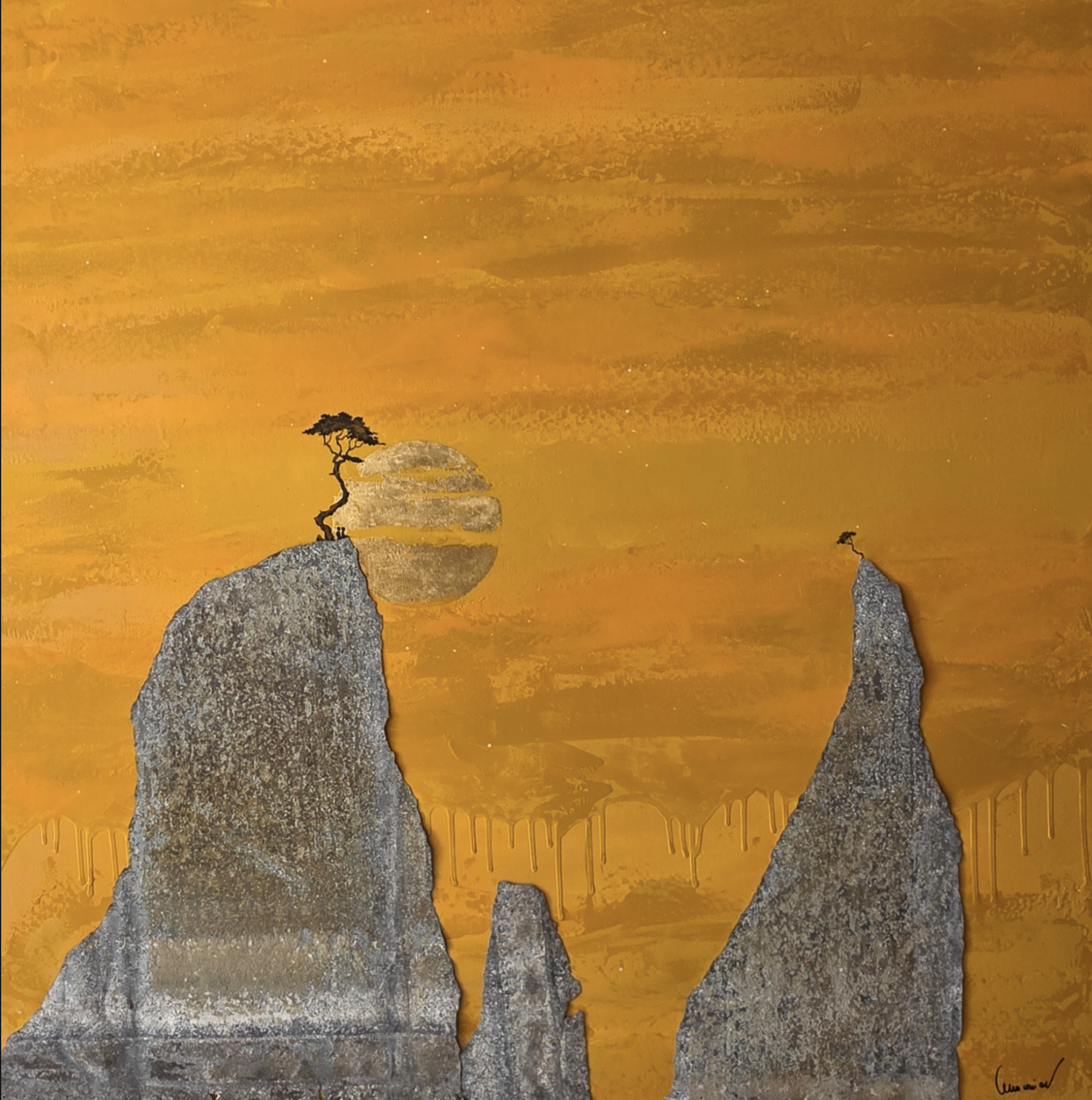 Paysage abstrait avec trois montagnes en pierre, un arbre solitaire sur la plus haute, un soleil derrière la montagne, ciel orange avec des traces de pluie ou de couleur