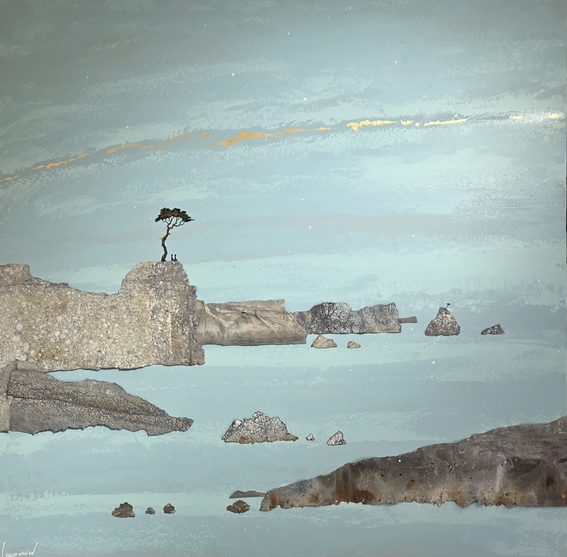 Une peinture représentant une scène côtière avec des rochers et un arbre solitaire sur un rocher, sous un ciel bleu avec quelques nuages.