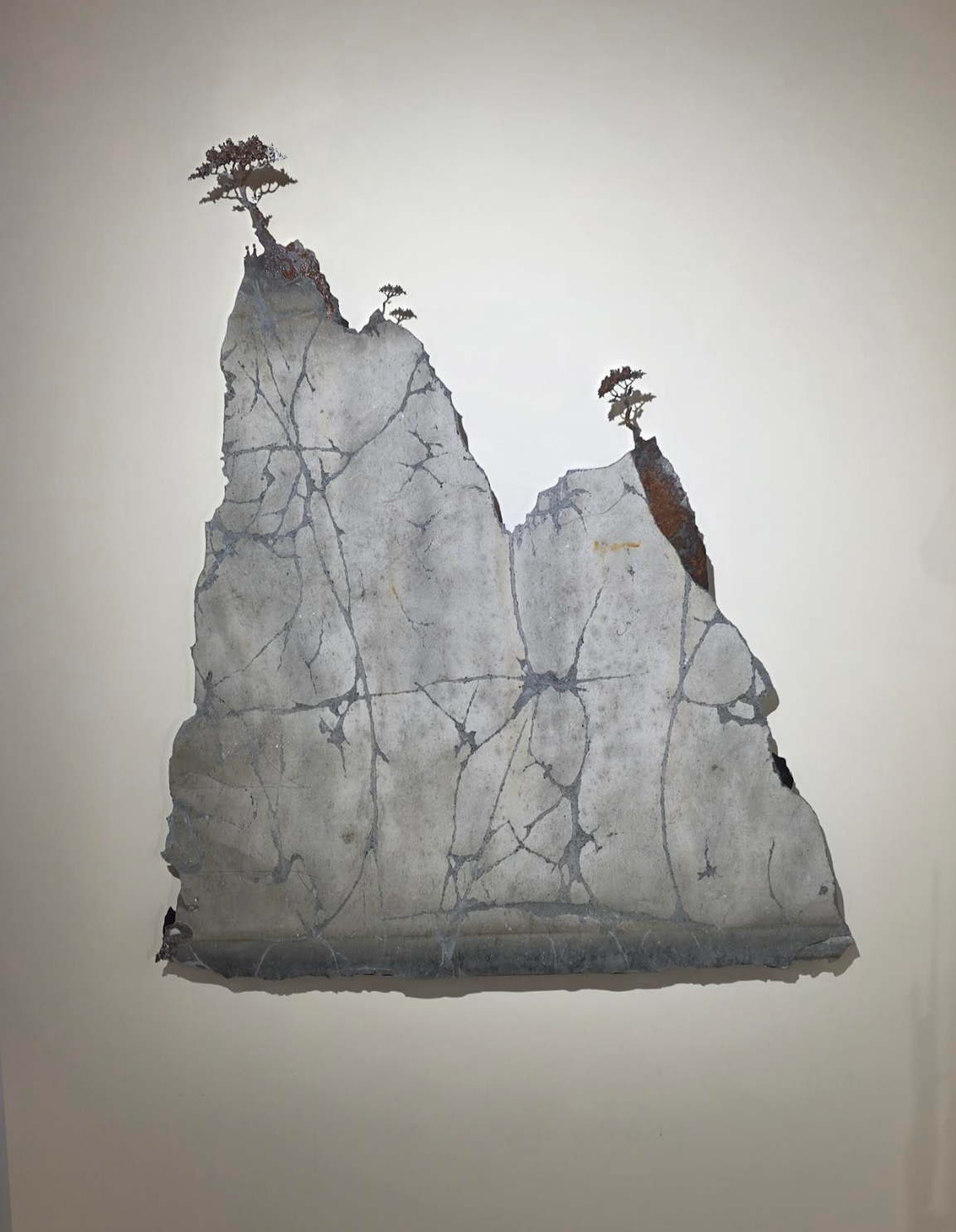 Peinture représentant deux montagnes avec quelques arbres en haut, style de la roche avec des lignes de fissures.