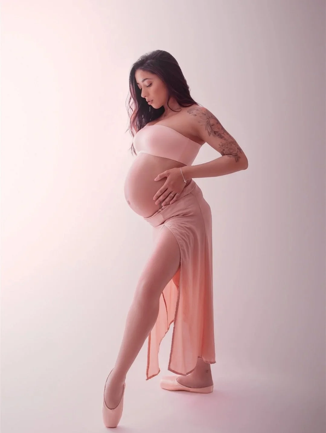 First, she posed like a ballerina, graceful and glowing, celebrating this beautiful phase of her life.
Swipe to see a moment that touches my heart&hellip; 💛

Back then, my studio was still at home. Dexter was so little, and I was struggling to work 