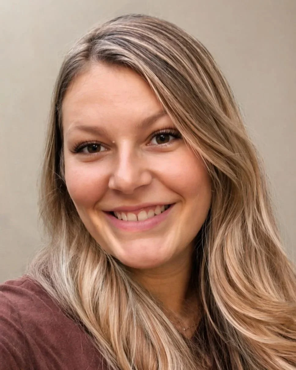 Lächelnde junge Frau mit langen, blonden Haaren und braunem Oberteil, Nahaufnahme. Die Frau heißt Shari Müller.