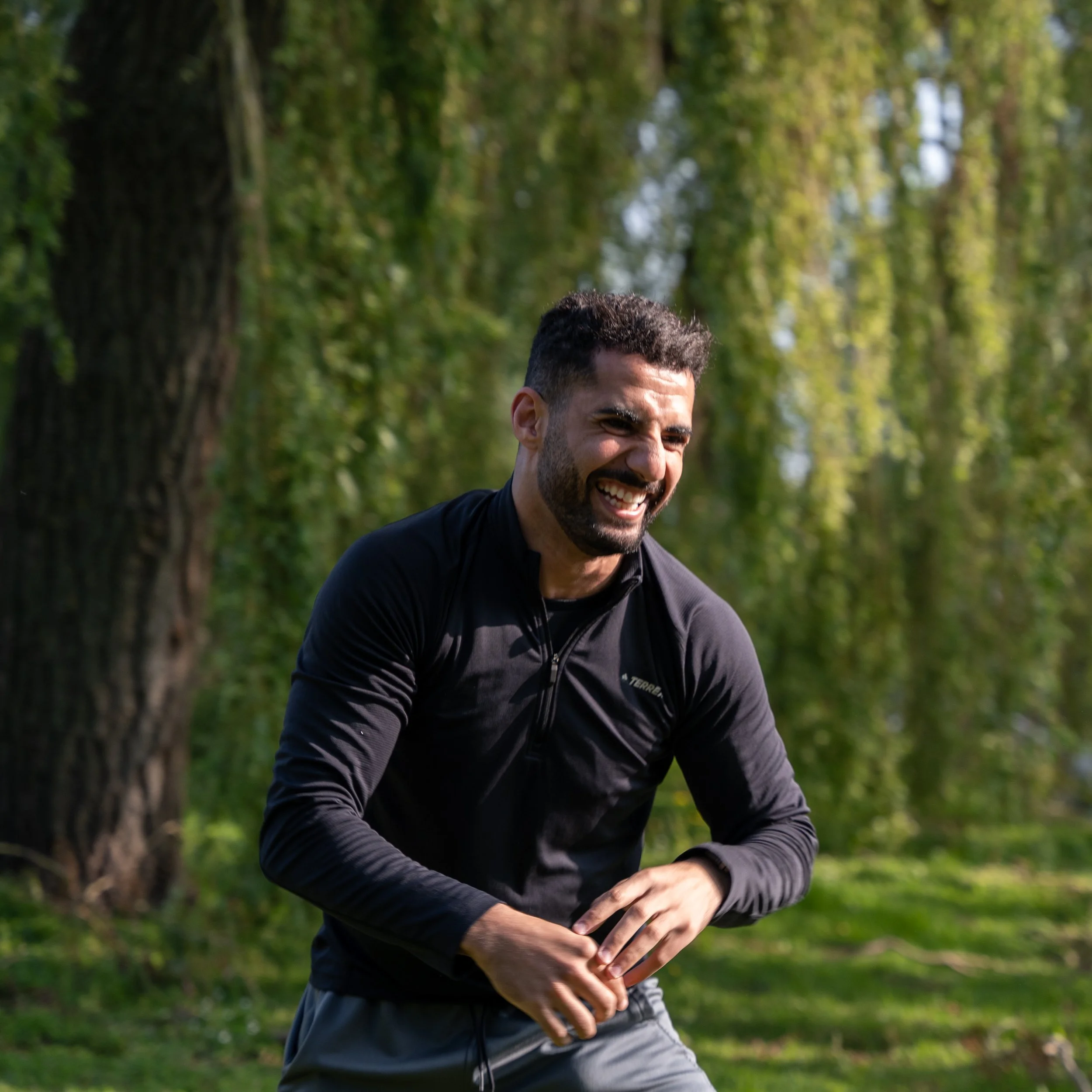 a guy happy to be training calisthenics at famba, the best calisthenics gym in amsterdam.