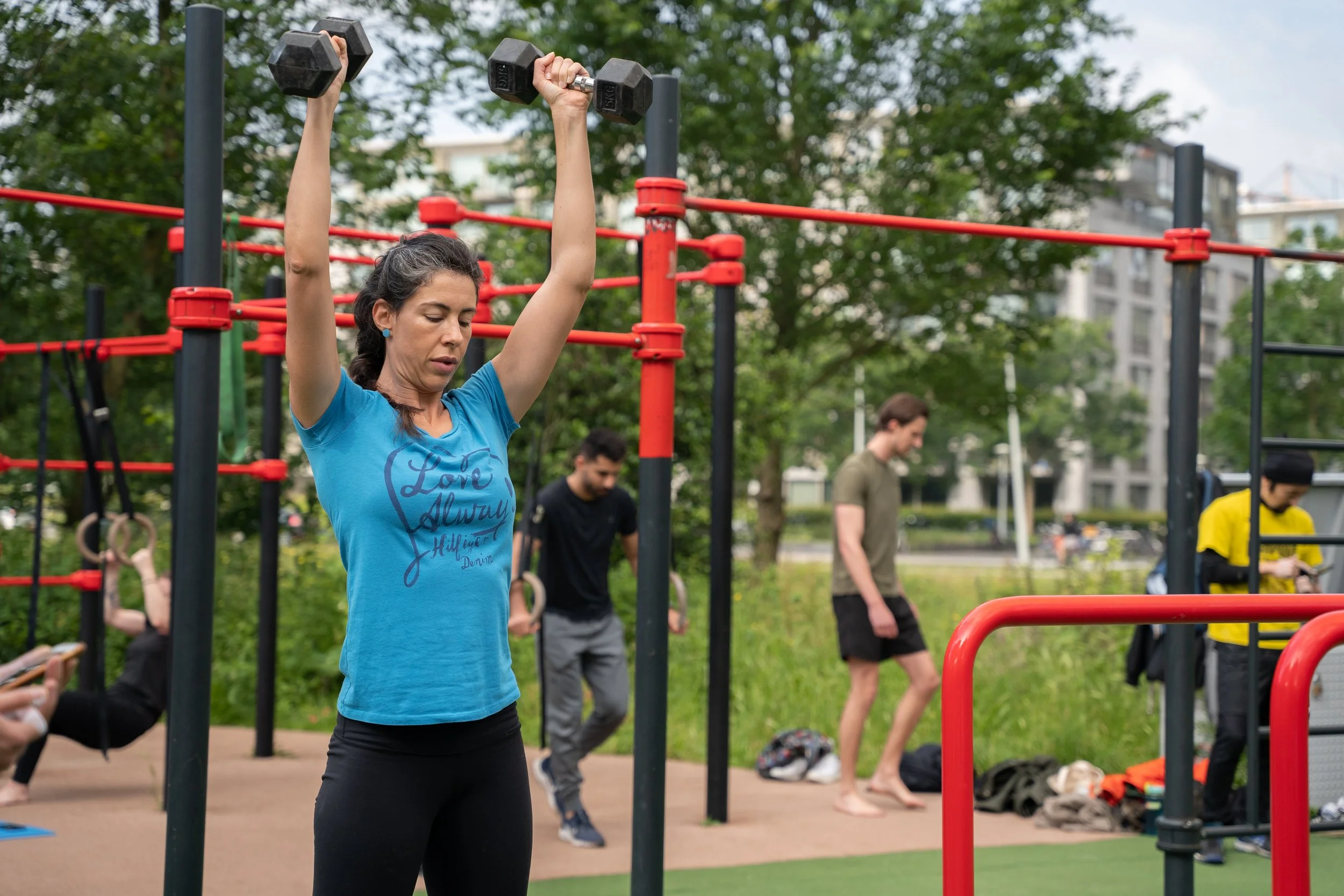 a girl training calisthenics in rembrandtpark amsterdam west. training calisthenics, using bodyweight and weight training to get great calisthenics results