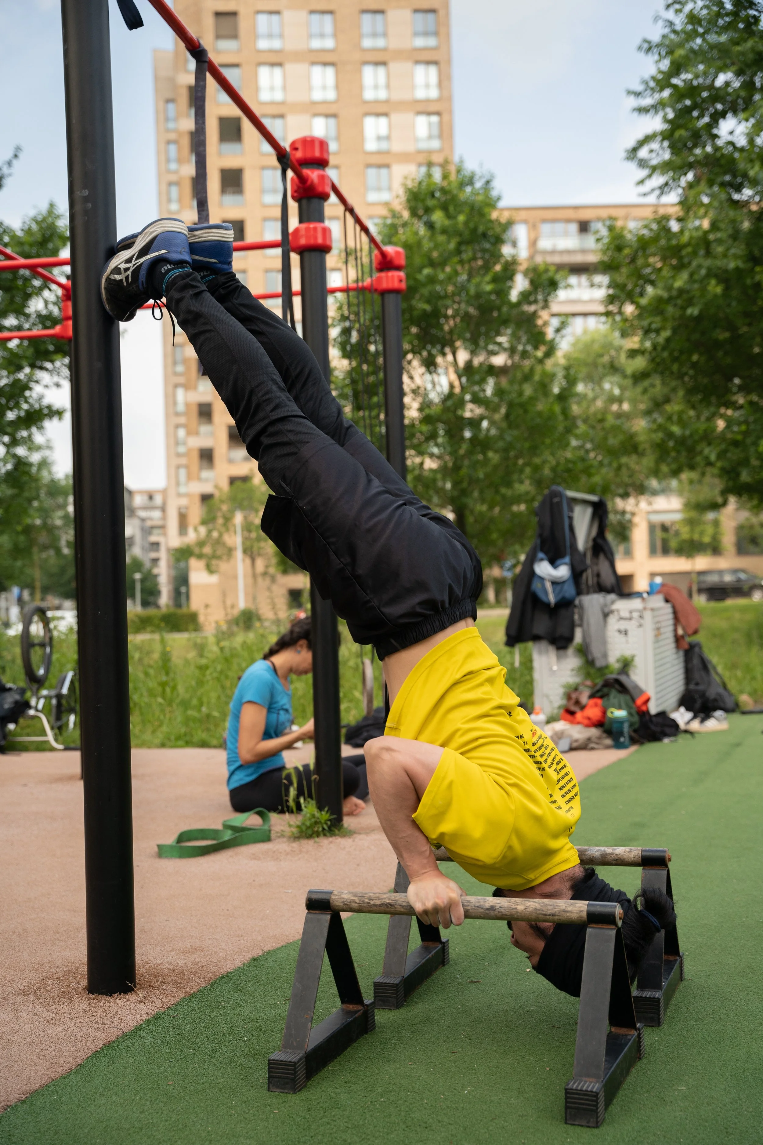 A IT guy over the age of 30 years, doing calisthenics training at Famba, the best best calisthenics gym in Amsterdam west. In the group they are doing handstands