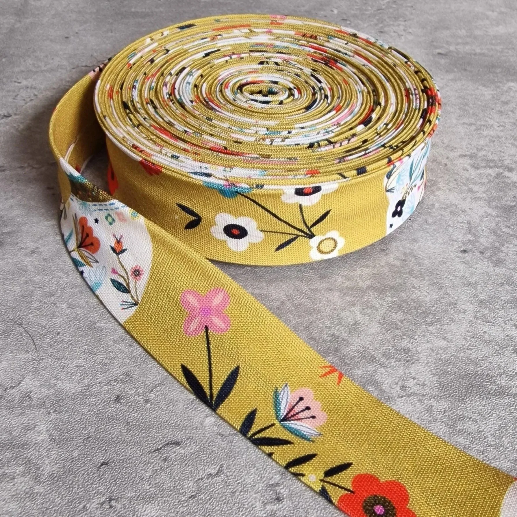 Dashwood Studio Strawberry Tea – Yellow & White Stretch Bias Tape, 25mm