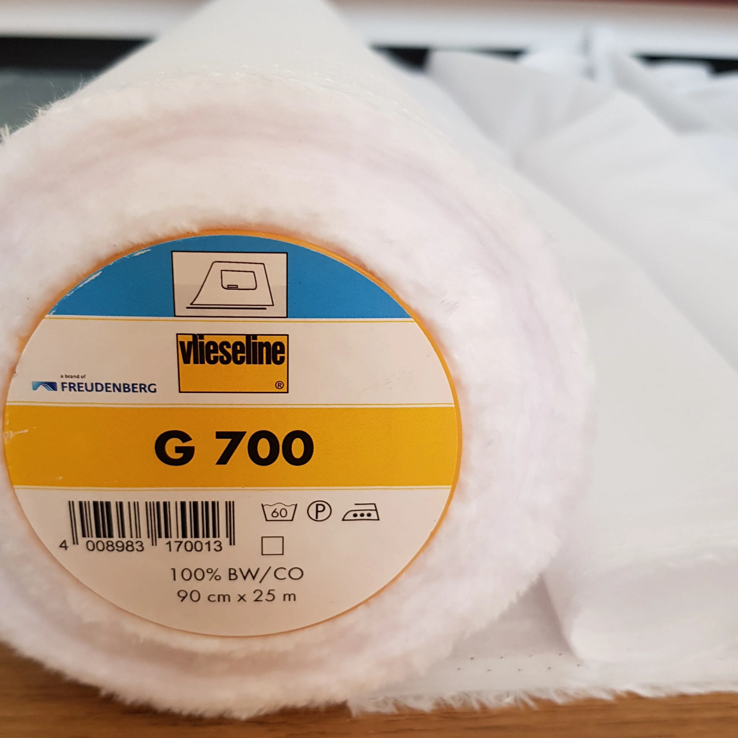 Vlieseline G700 Cotton Woven Fusible Interfacing for Tailoring & Garment Structure. White or Black
