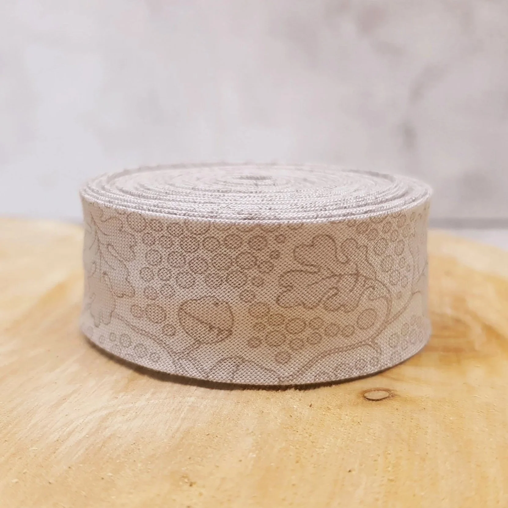 Makower Light Grey / Beige Cotton Bias Tape With Leaves and Acorns, Single or Double Fold, 25mm
