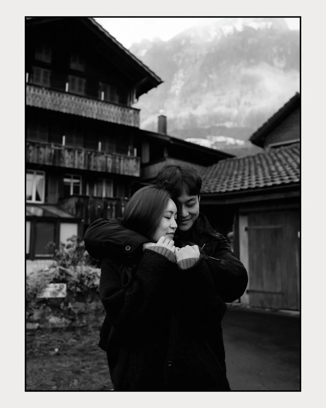 Do you know Iseltwald? ✨ The little lake village in Switzerland, famous for the Crash Landing on You pier? 

Most people know it from summer: busy, sunny and packed with people. But this winter morning? ❄️ Total opposite.

It had just rained, everyth