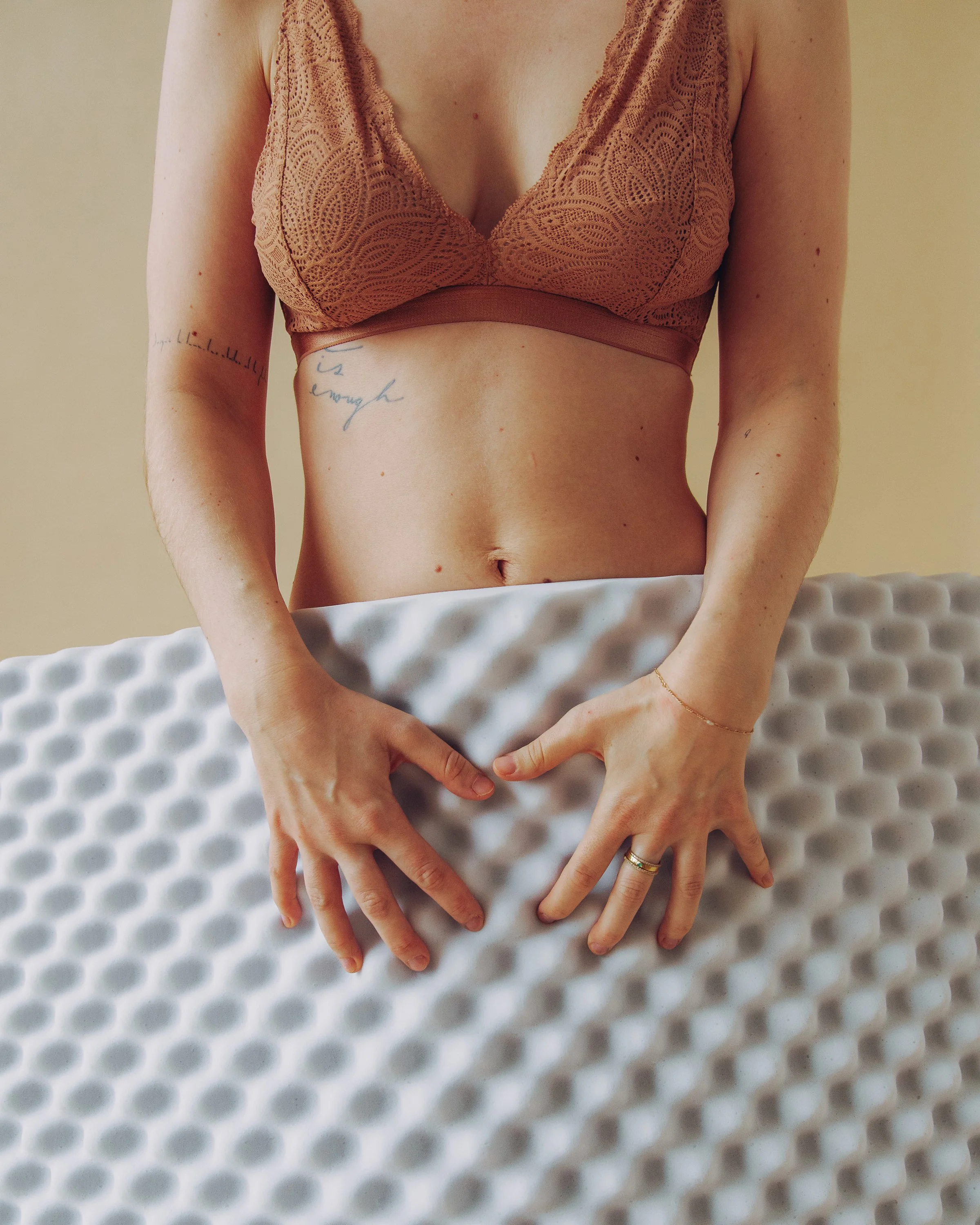 strong-female-body-soft-light-editorial-katharina-wohlrab-5.jpg