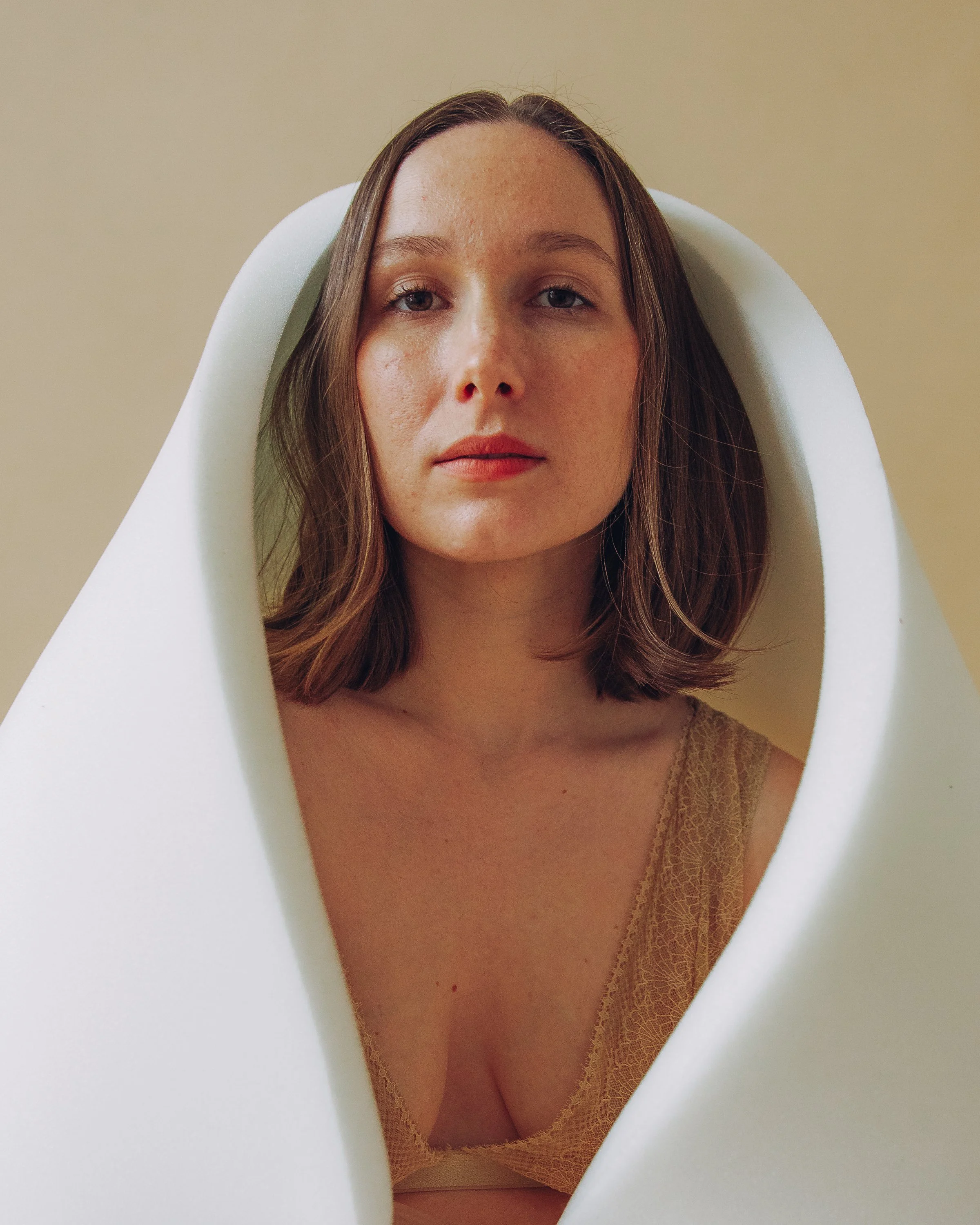 strong-female-body-soft-light-editorial-katharina-wohlrab-1.jpg