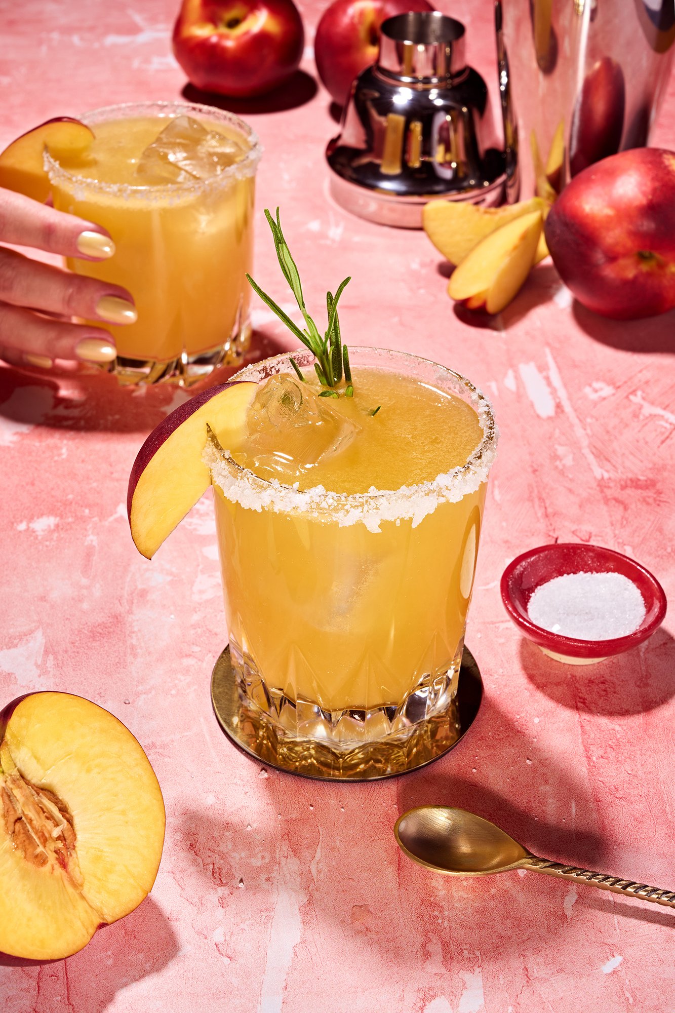 Sarah Ghijselinck, food and drink stylist, art direction, recipe development, Gent, Two glasses of peach cocktails 