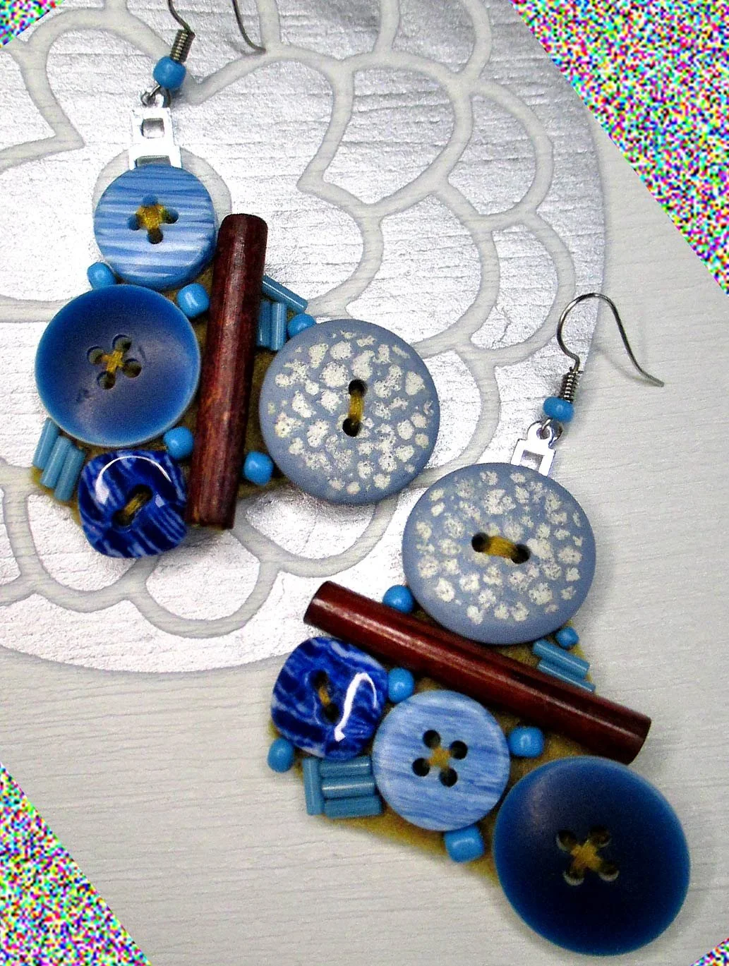 It was amusing to create this earring, various materials; beads and buttons all together attached to fabric