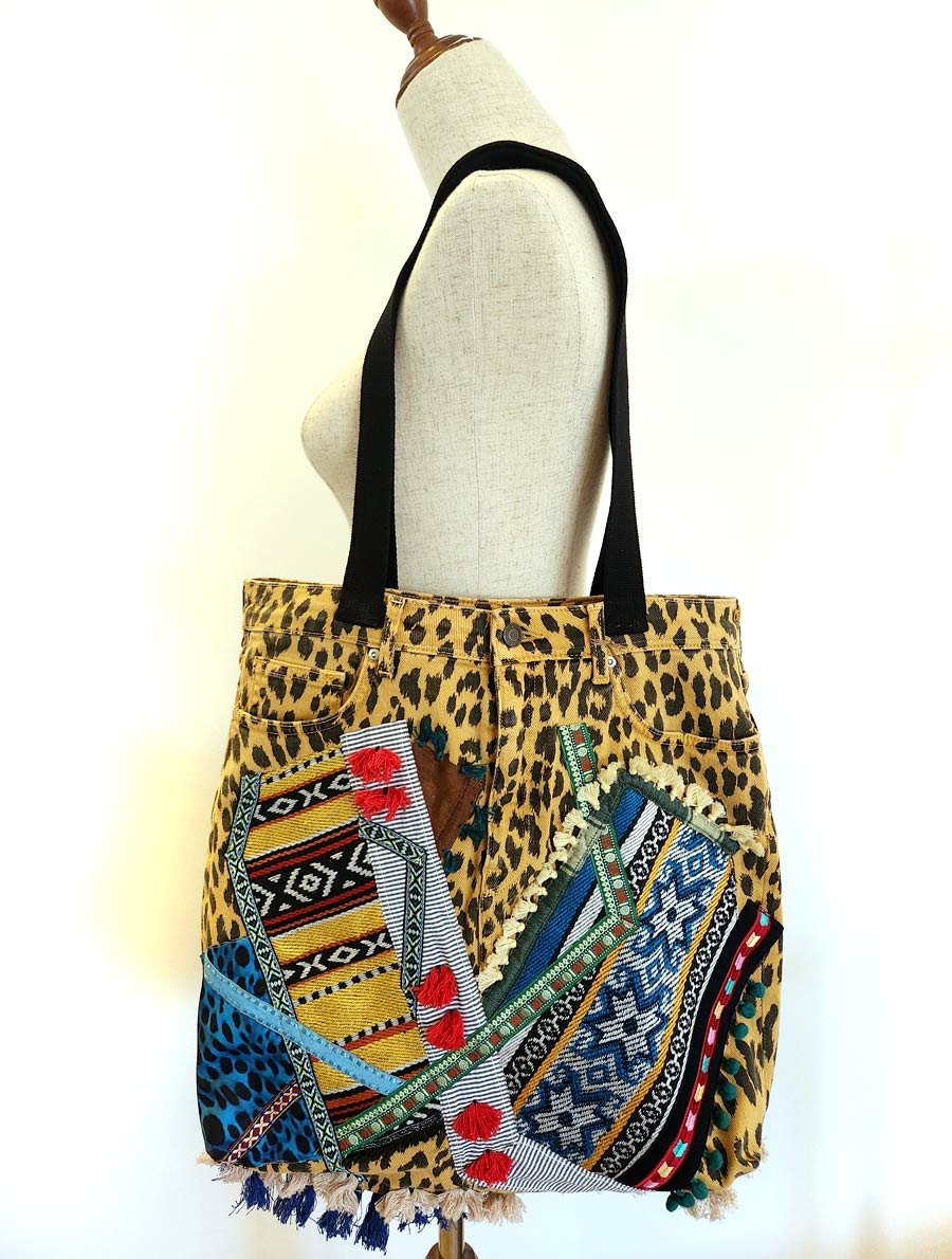Designed for life on the go,  offers space to carry all your daily essentials, from books to market finds and more, you can take it work, school, the beach, or the farmers market