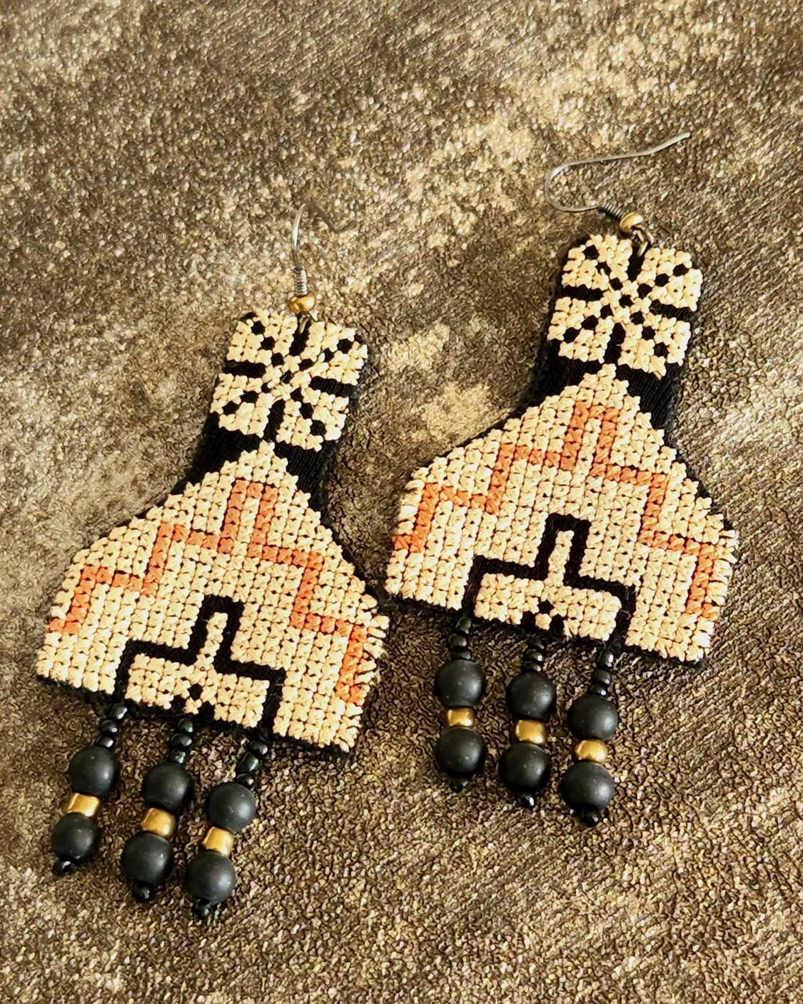 Inspired from the long heritage of Palestine, this earring is stitched in a pattern taken from the essence of the Palestinian embroidery that is used to embellish Palestinian women dresses over ages