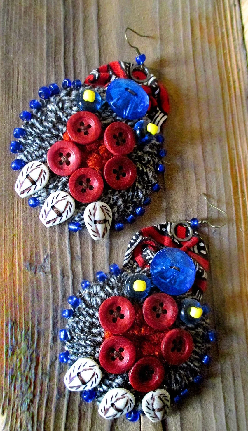 It was amusing to create this earring, various materials; yarns, beads and buttons all together attached to fabric