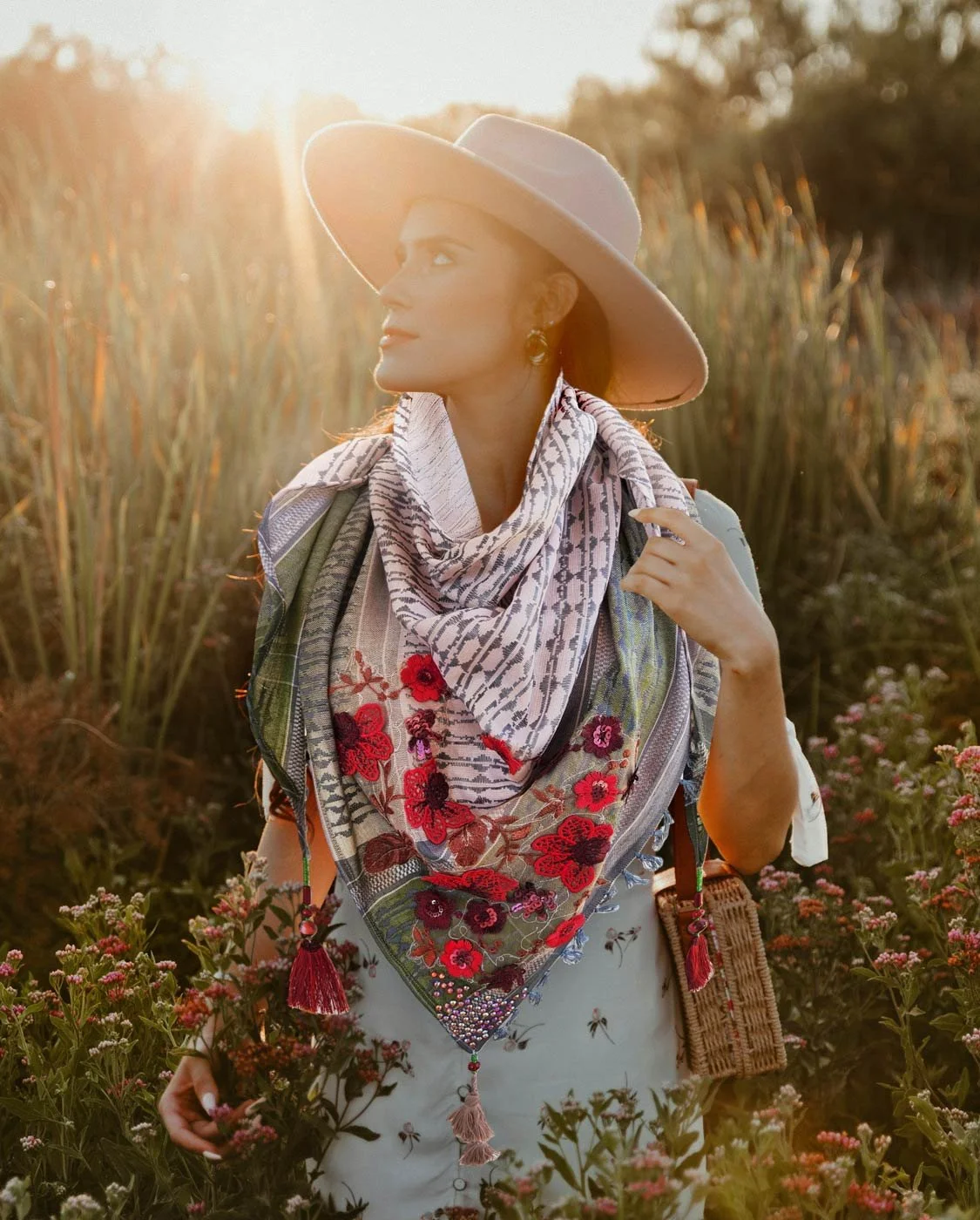 lightweight triangle scarf, embroidered flowers straight from the garden is the core of this triangle scarf adorned with strass and tassels