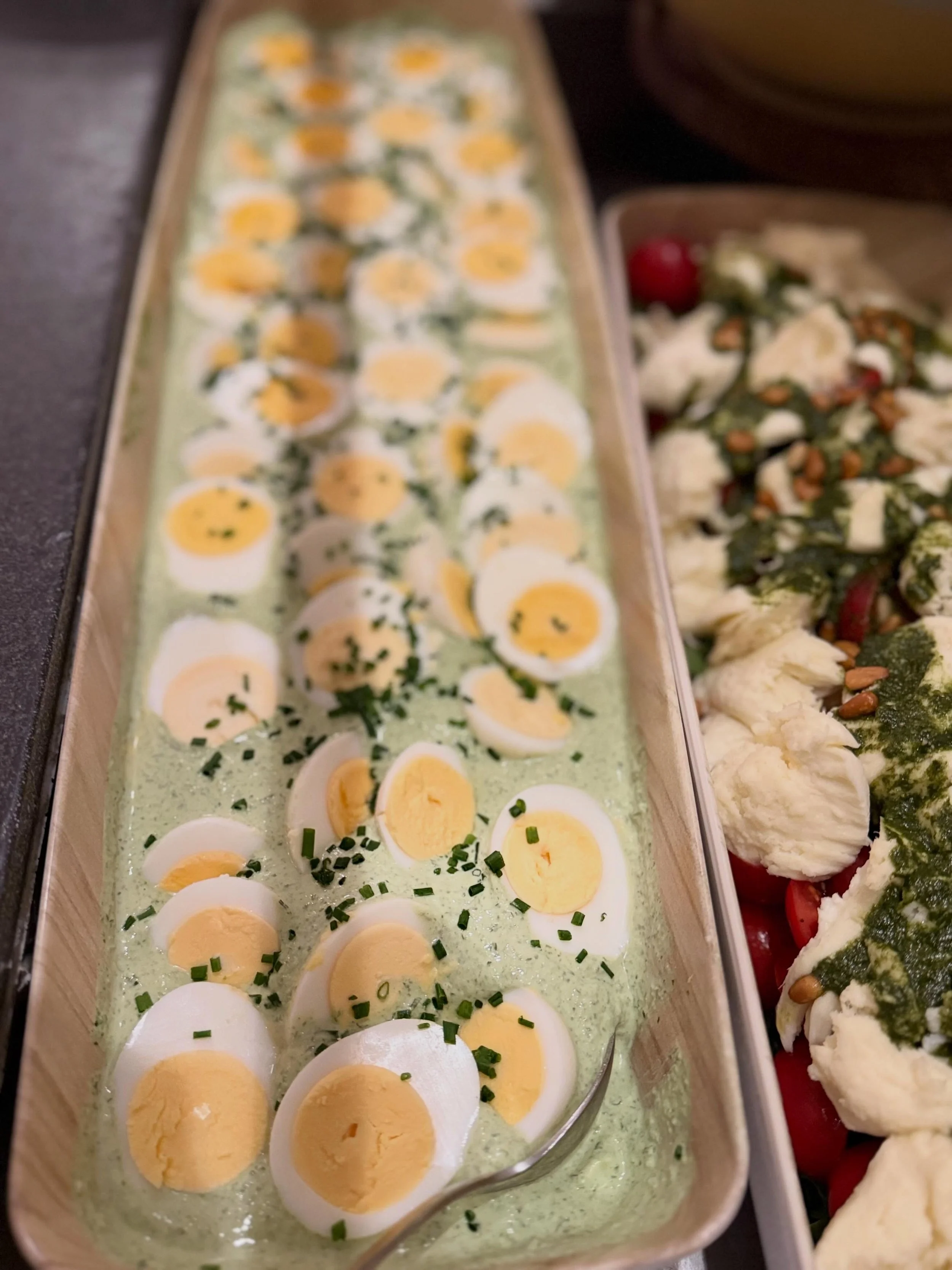 Frankfurter Gr&uuml;ne So&szlig;e mit gekochtem Ei 
Zum s&uuml;&szlig;en Abschluss ein St&uuml;ck Frankfurter Kranz.