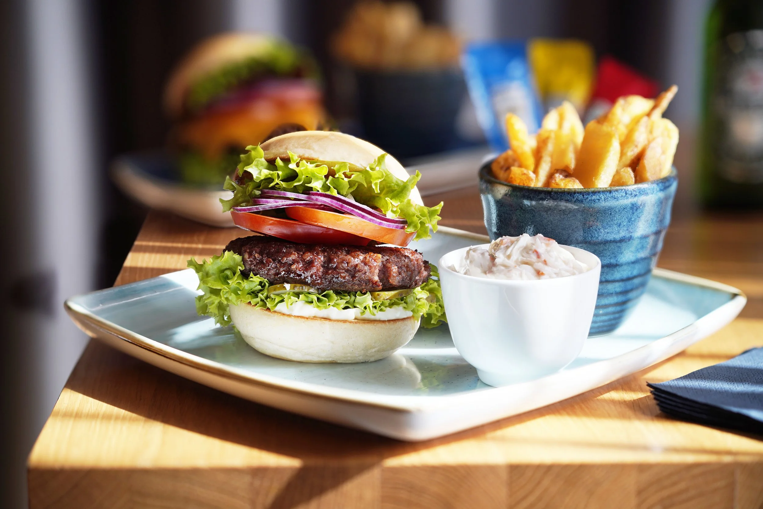 Burger mit Rindfleisch, Käse und Pommes im Francis Sportsbar & Restaurant in Frankfurt.