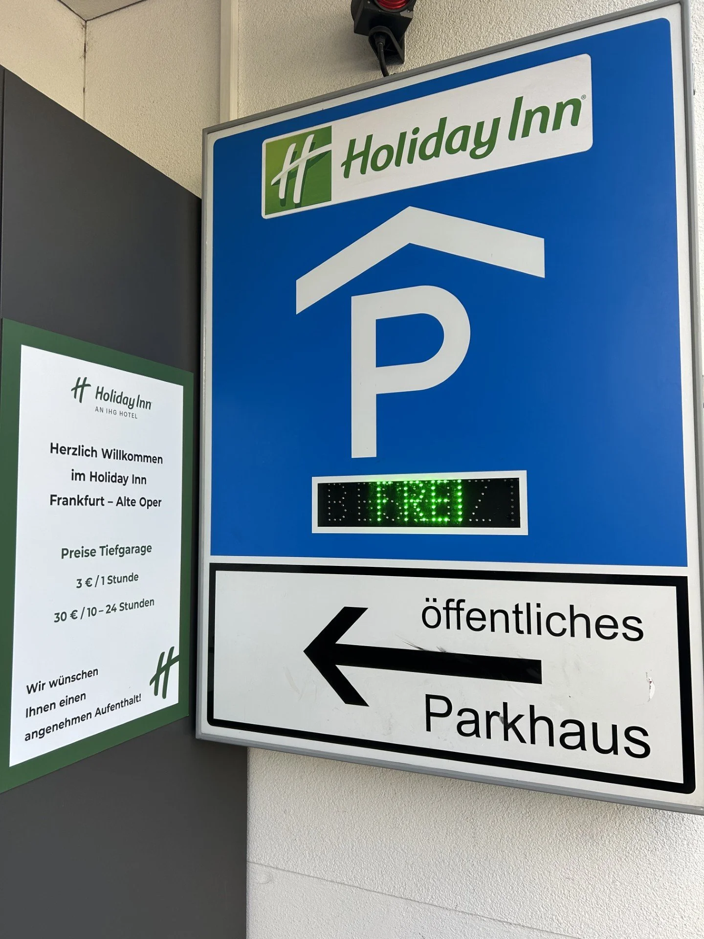 Holiday Inn Frankfurt - Alte Oper carpark