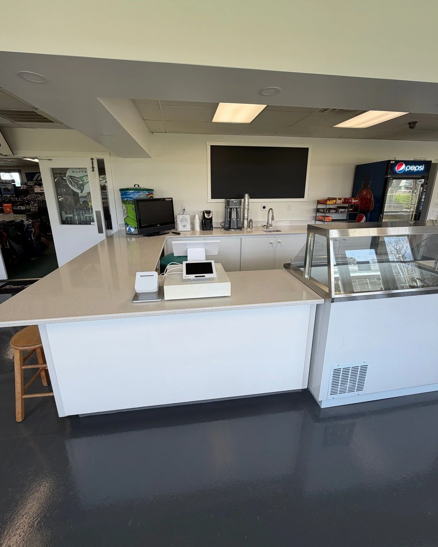 We've transformed the inside of Bogey's Sports Park! Our art sketch really came to life in this remodel. 
Go check out their new look that features a Gelati Celesti ice cream dip cabinet!🏌️&zwj;♀️🏌️&zwj;♂️⛳🍦

#GelatiCelesti #Bogeys #Golf #NewRemod
