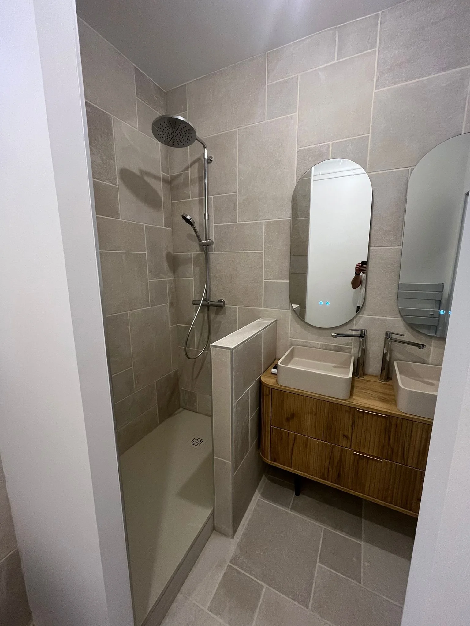 Salle de douche complète