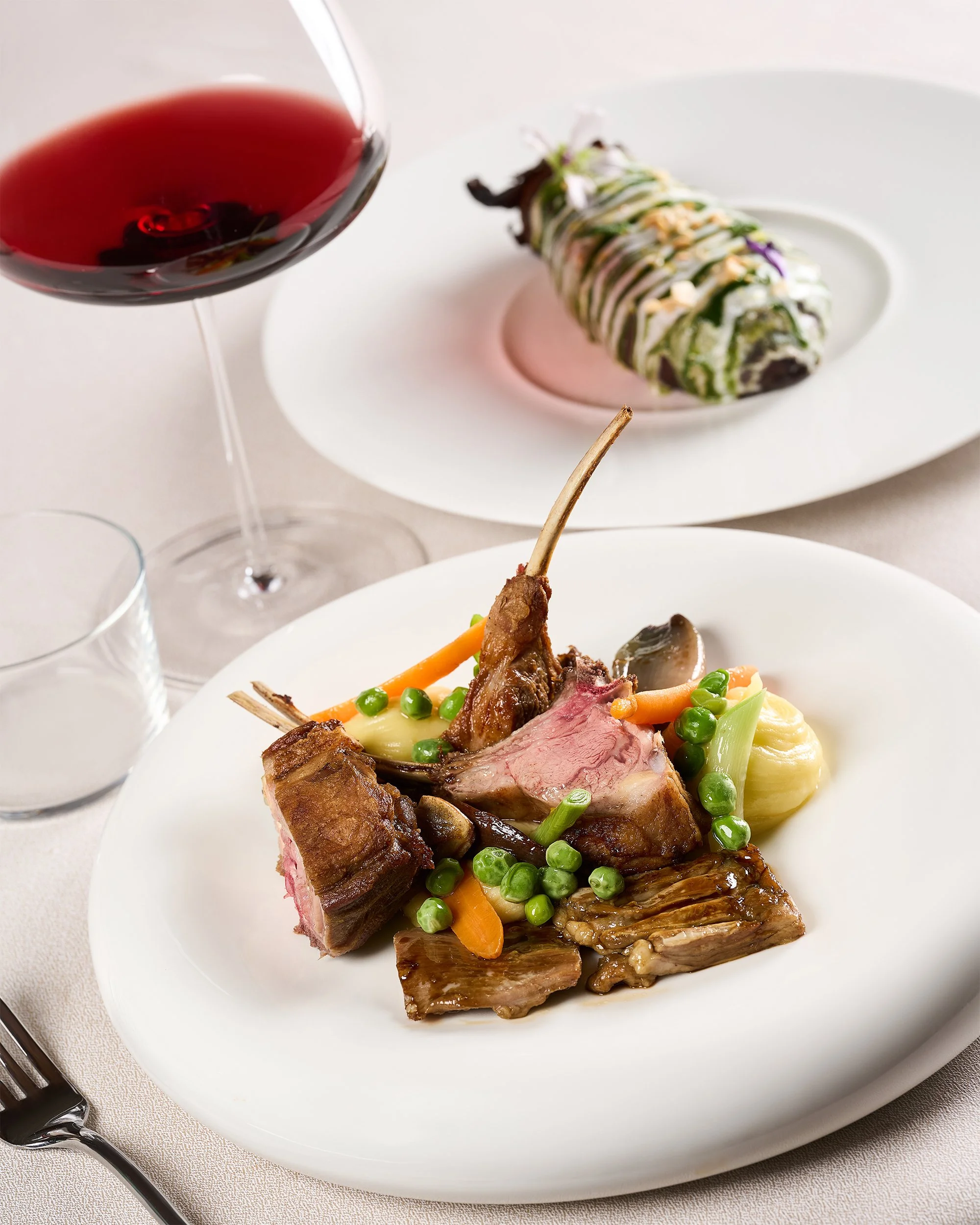 Still life di agnello con verdure e vino rosso per Tenuta Valdea