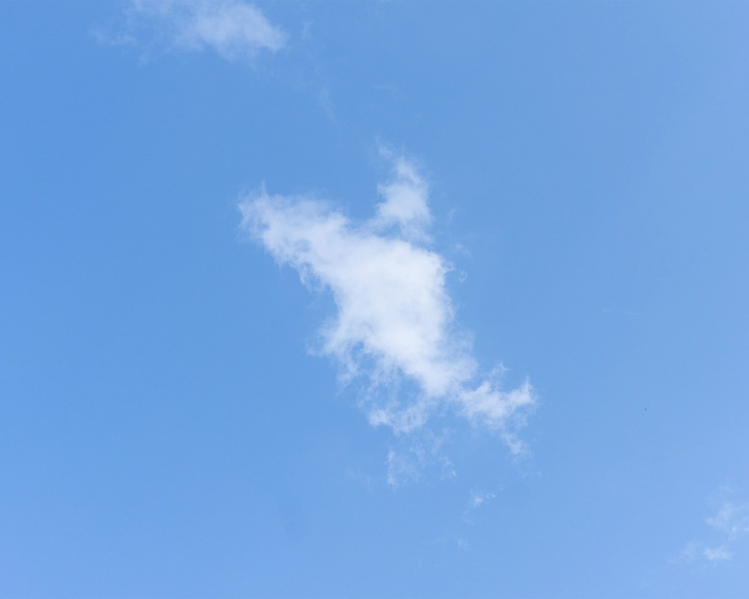 Cielo azzurro con alcune nuvole bianche sparse.