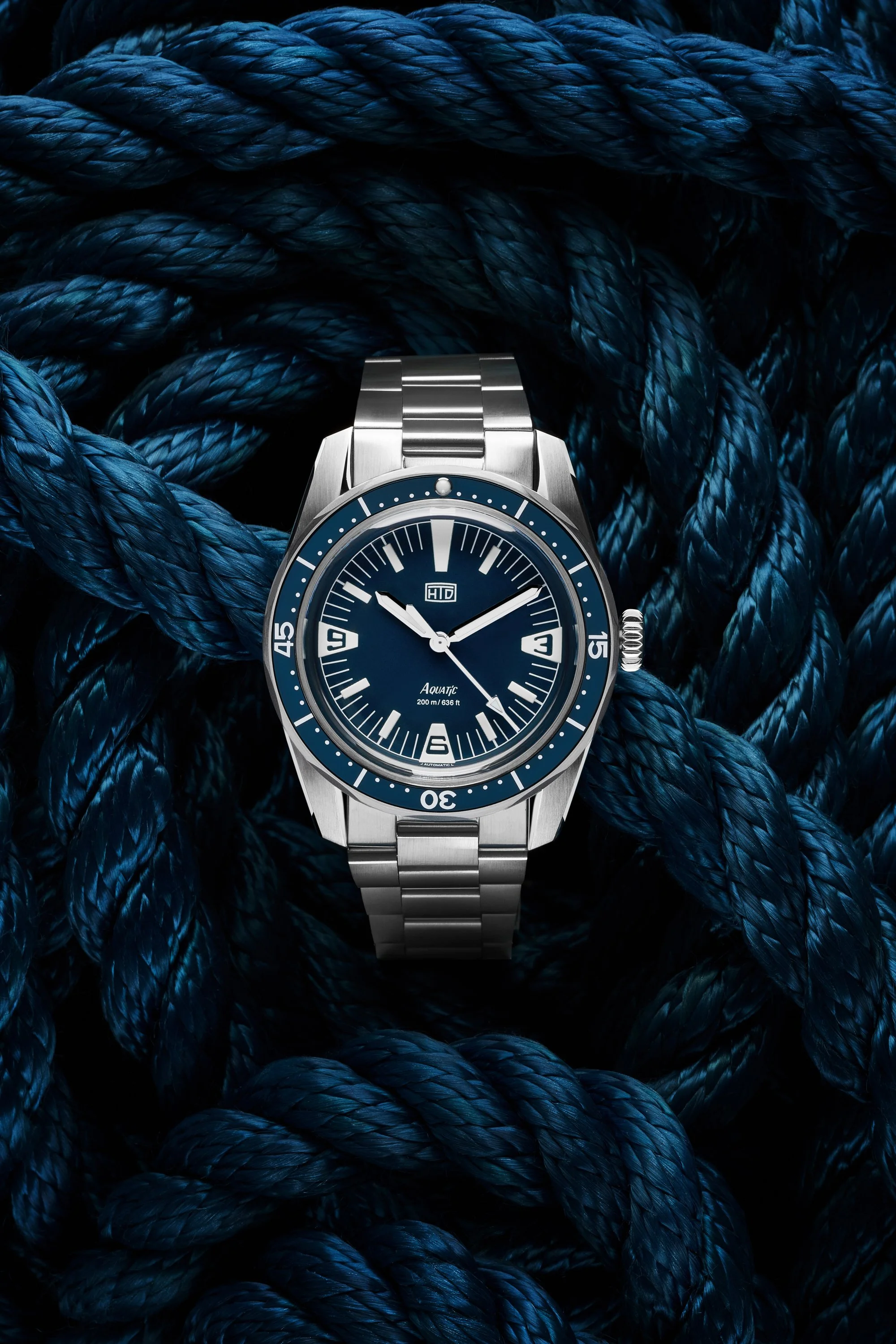 Still life di Aquatic Blu, orologio diver di HTD watches su sfondo di corda nautica blu