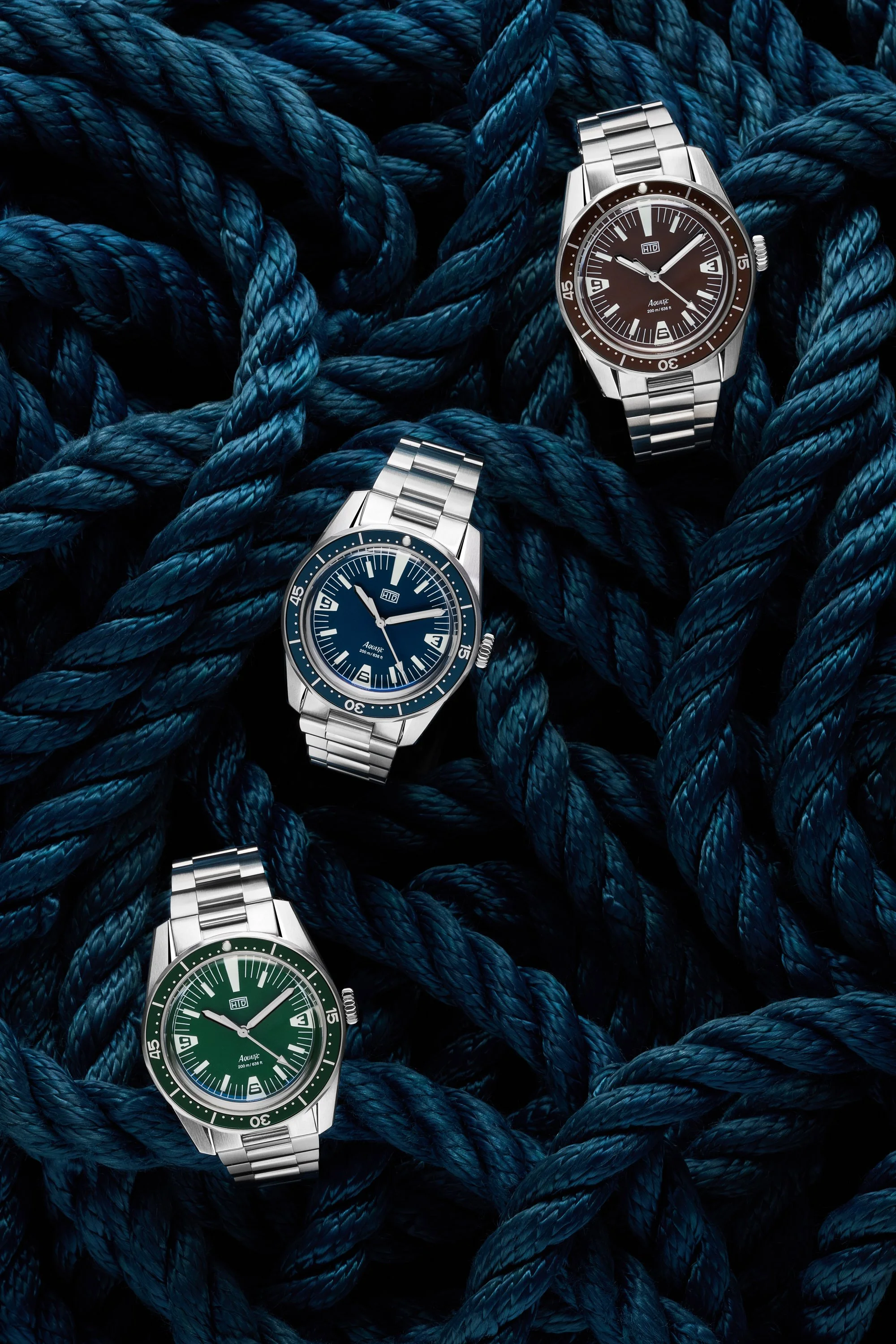 Still life di Aquatic nelle diverse varianti colore, orologi diver di HTD watches su sfondo di corda nautica blu