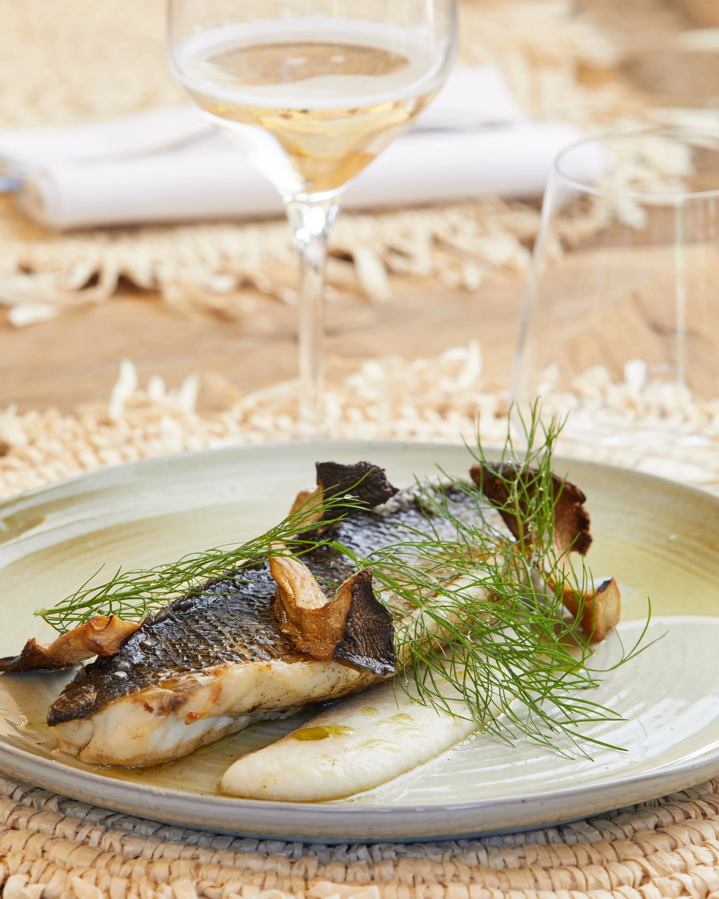 Piatto di pesce con vino bianco