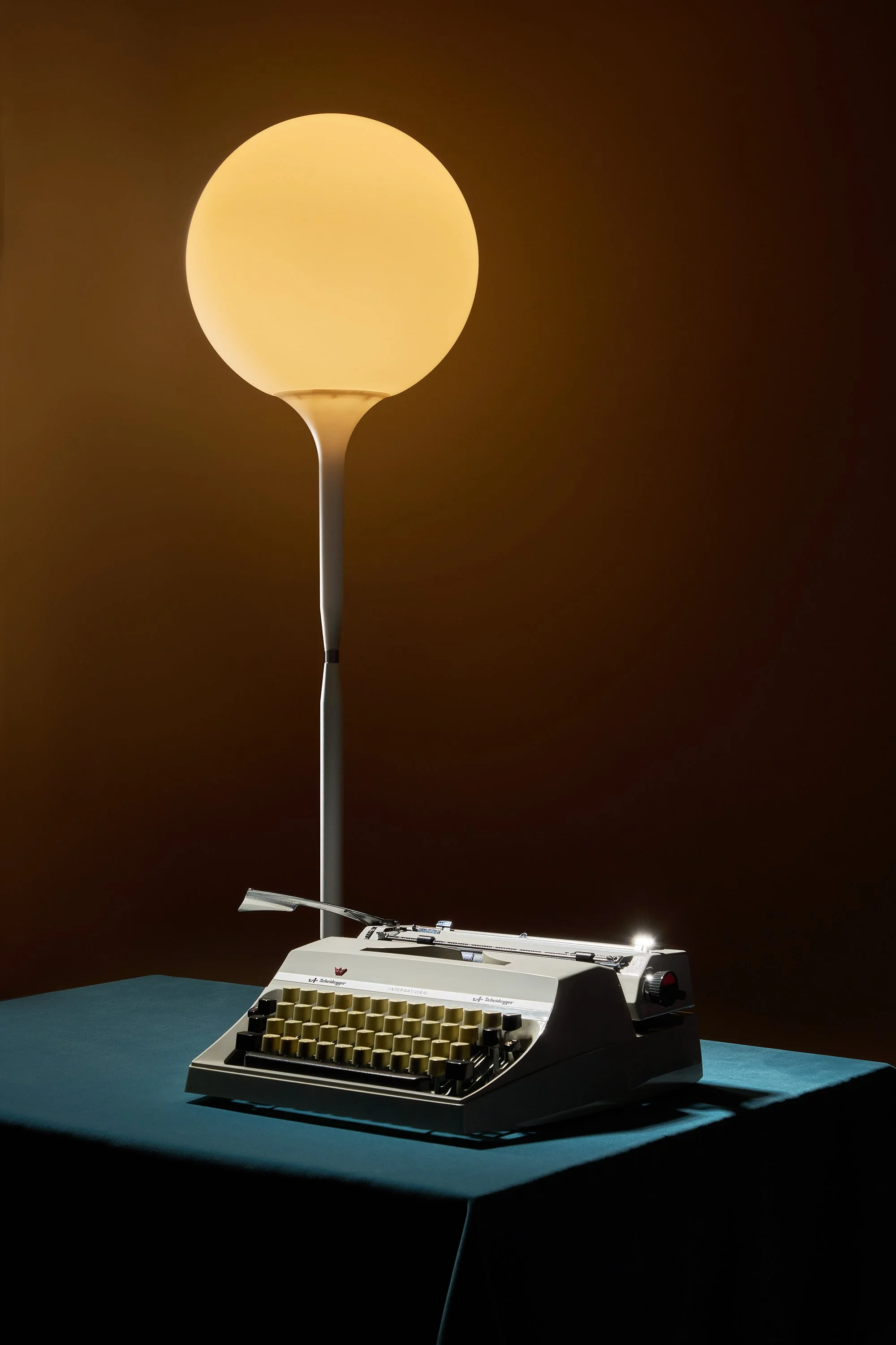 Lampada da terra Artemide e macchina da scrivere