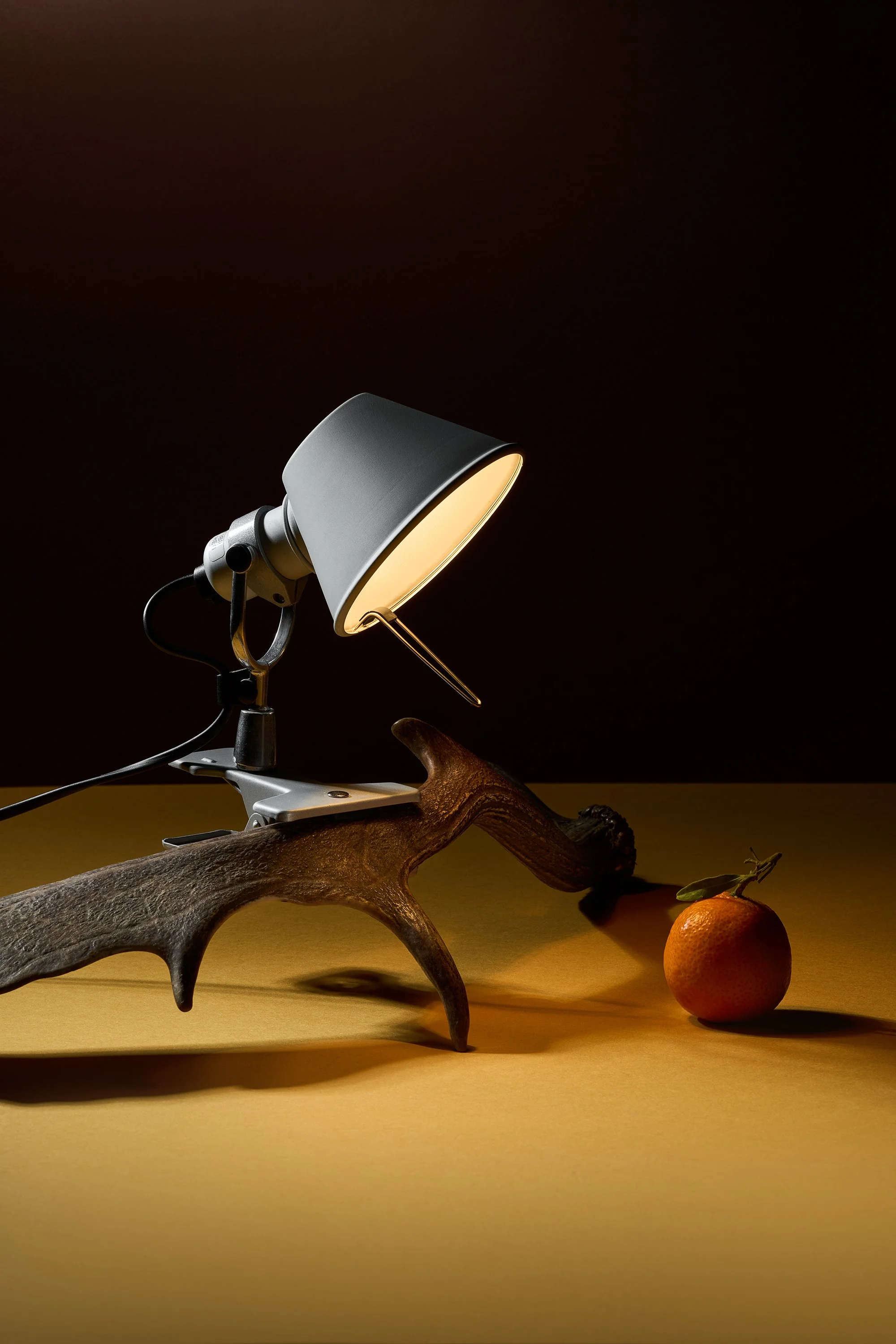 Lampada da tavolo a clip Artemide e mandarino