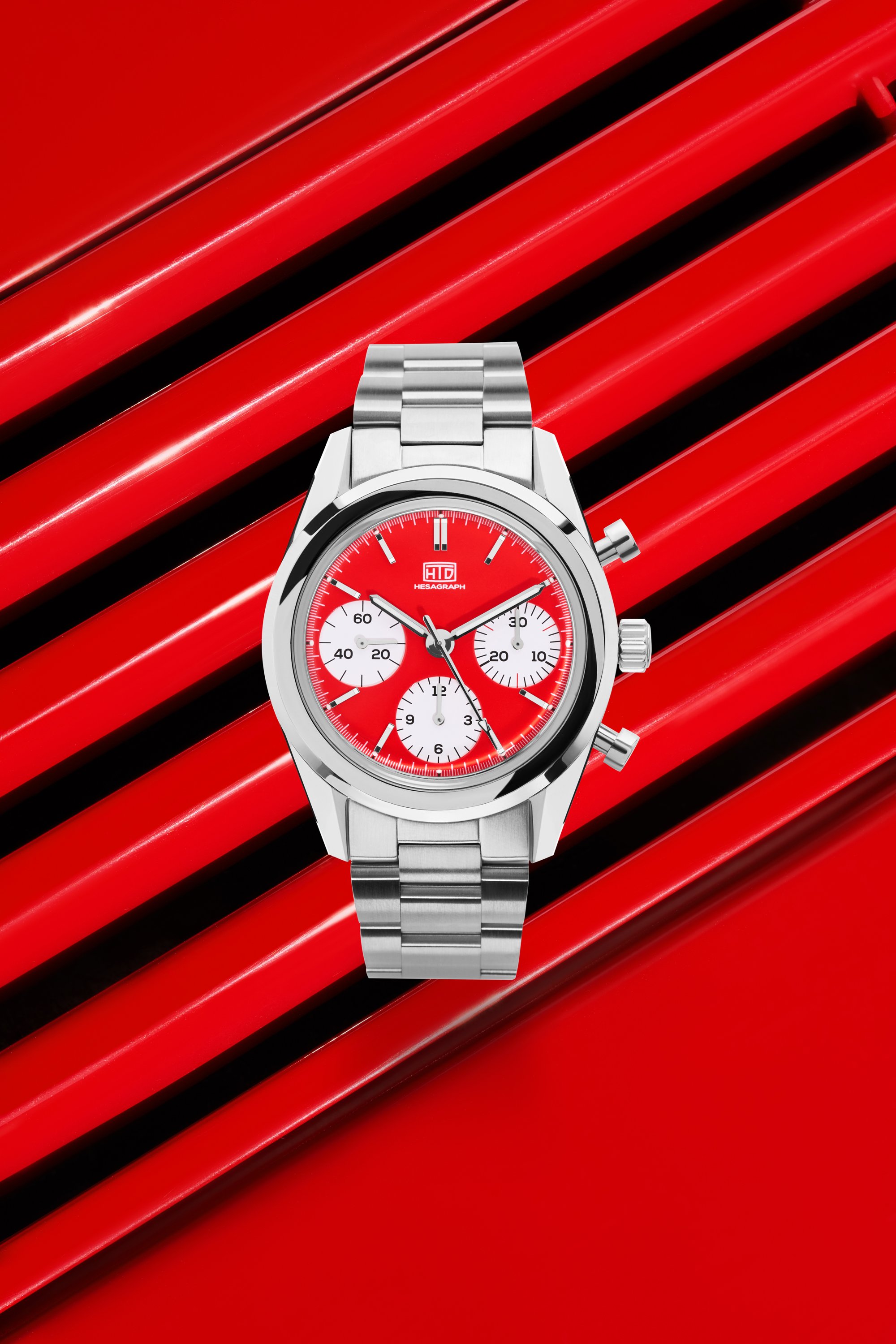 Still life di Hesagraph Ritmo Corsa, orologio cronografo di HTD watches su sfondo di una Lancia Delta Integrale rossa