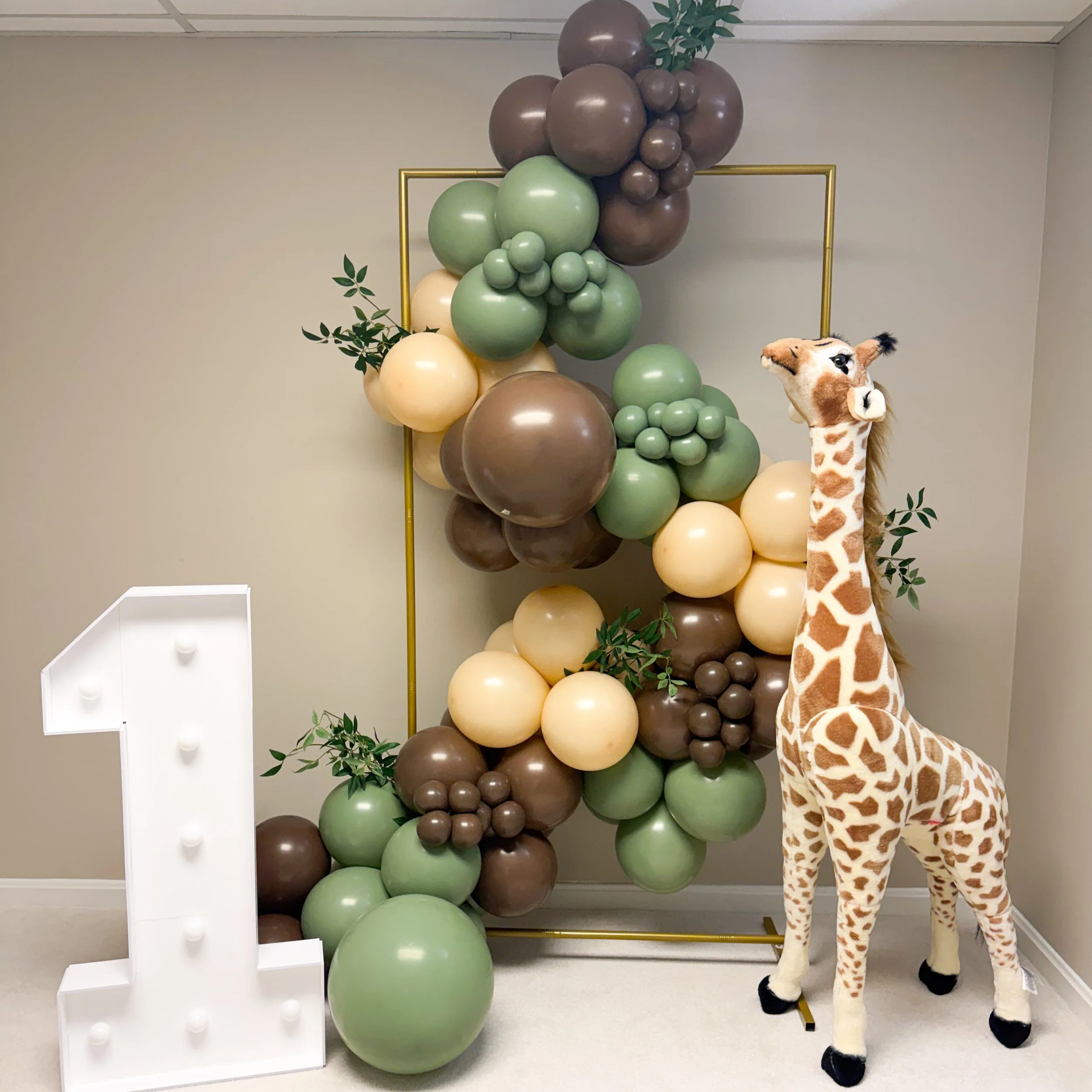 First birthday balloon garland with marquee number 1 and giraffe, safari-themed party decoration, colorful balloons for kids’ birthday photo backdrop