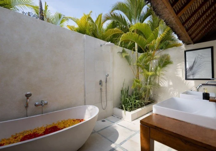 1-br_new_bathroom_bathtub_gallery~~638c117002984.jpg