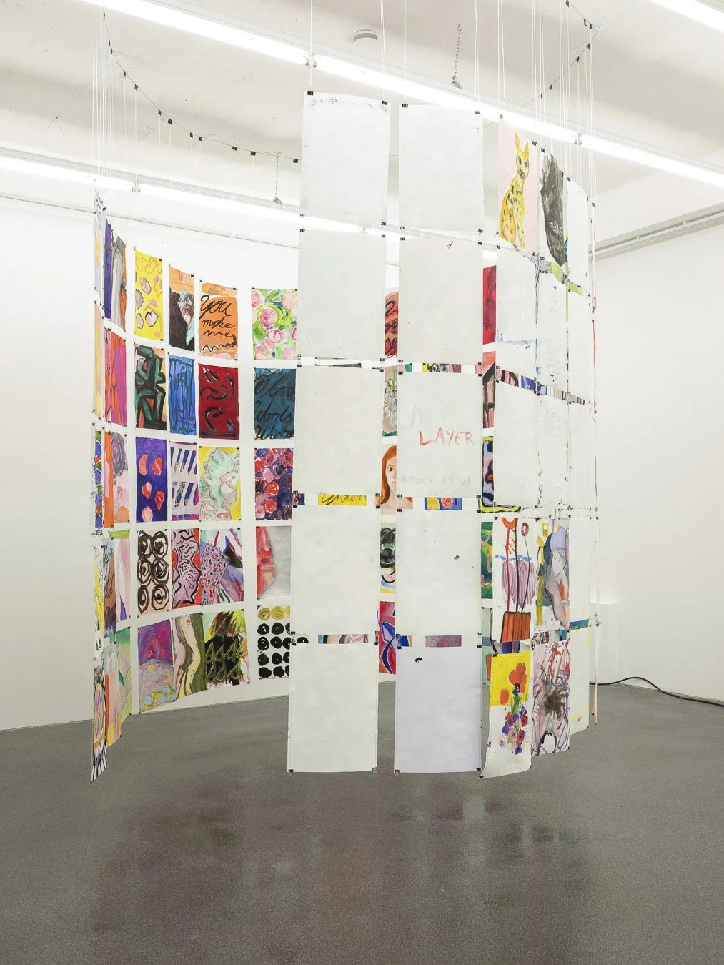 Ausstellungsansicht "In Plain Sight", 2024, Japanische Tusche, Gouache, Bleistift und Acryllack auf Papier, Nylonschnur und Architektenklammern