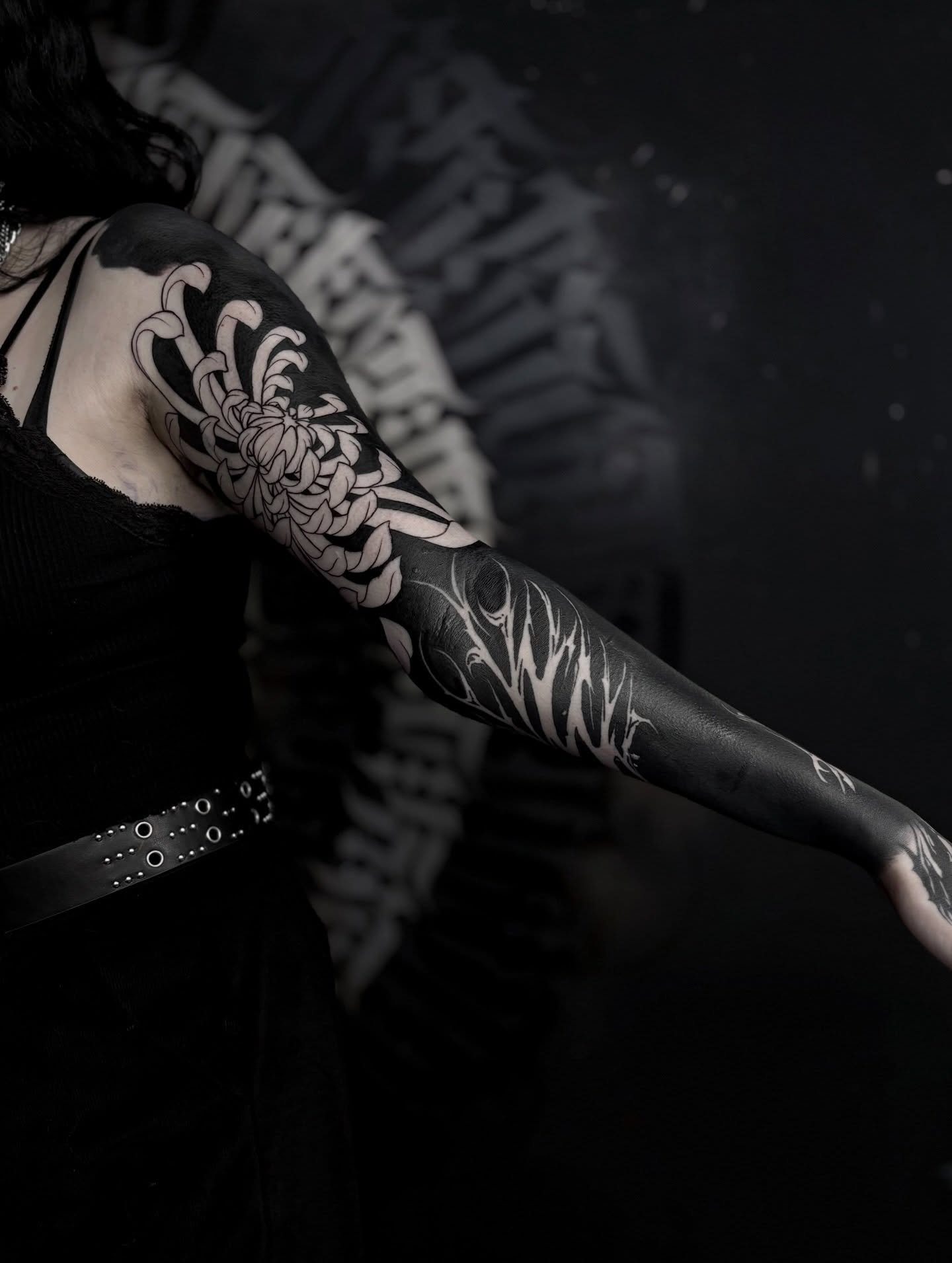 Some more work on Abbie&rsquo;s sleeve, one more session to cap off the top and do some spicy armpit shenanigans 🖤 
✷
@dagrentattoostudio Dunfermline, Fife 
✷
✷

#blackwork #blackworksleeve #tattoo #blackout