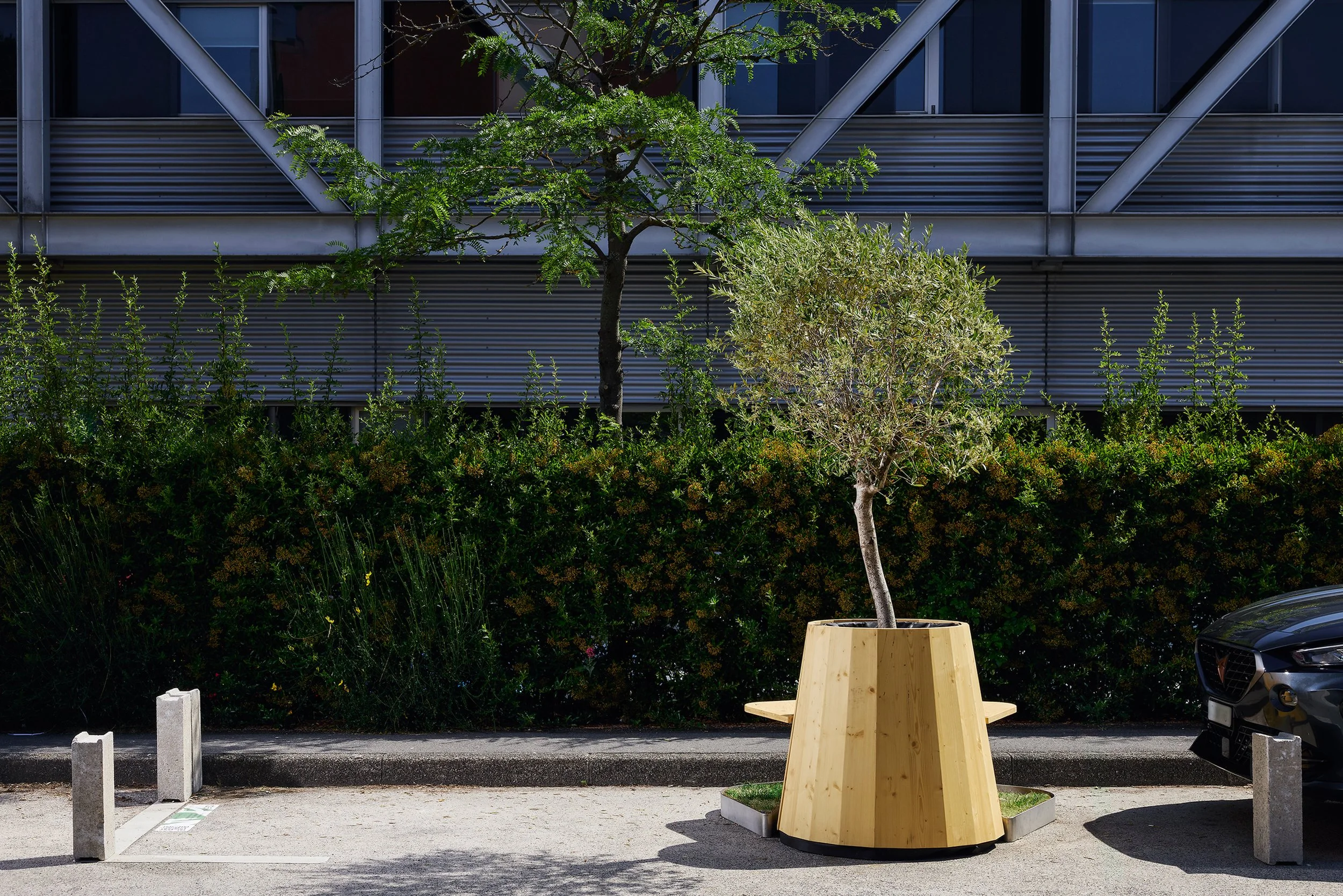Modular wooden bench designed for urban spaces.