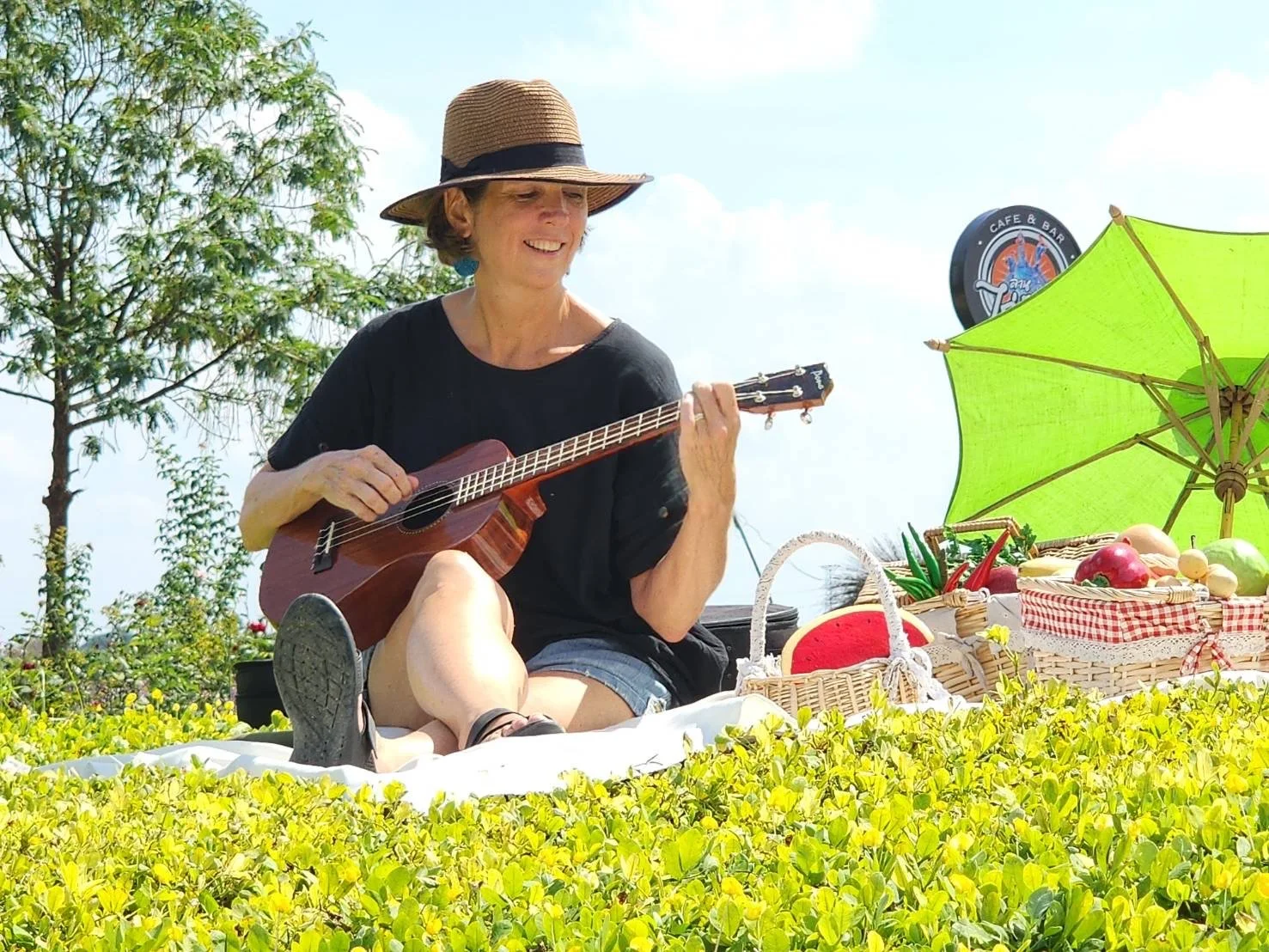 Me and my baritone ukulele (Chiang Mai - 2023)